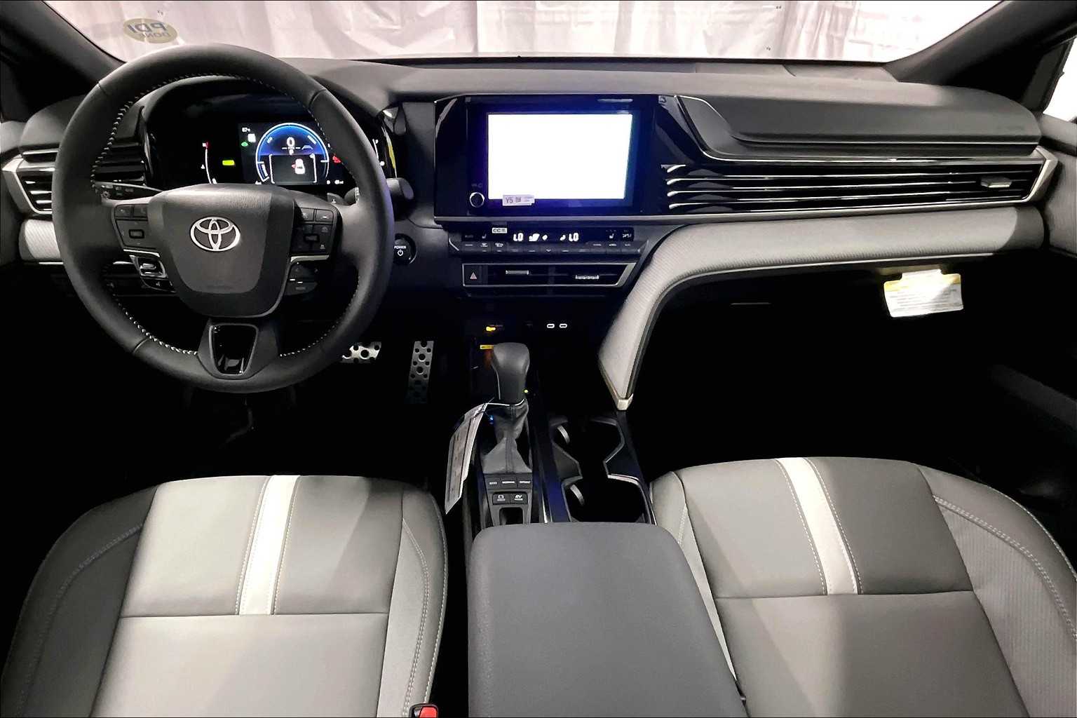 2025 Toyota Camry SE - Photo 12