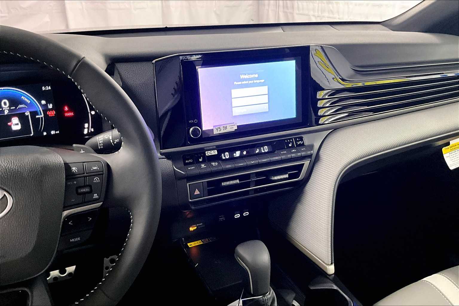 2025 Toyota Camry SE - Photo 13