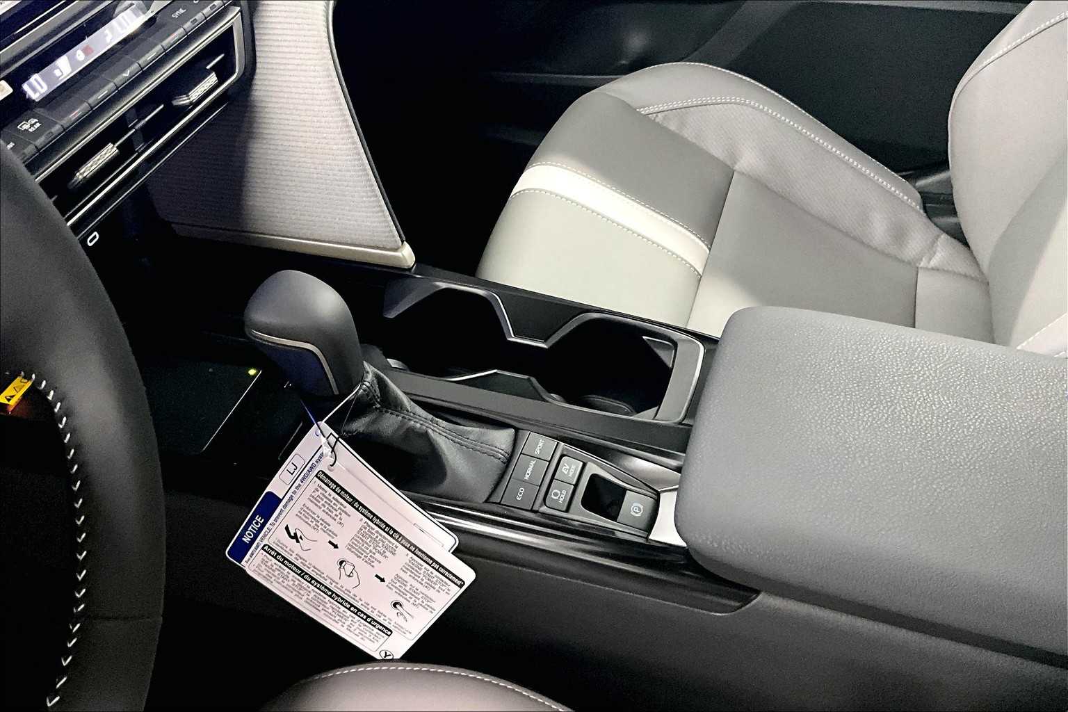 2025 Toyota Camry SE - Photo 14