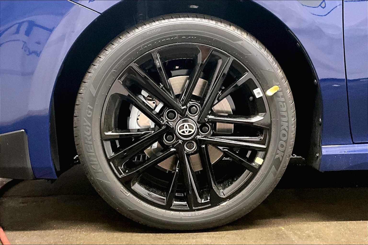 2025 Toyota Camry SE - Photo 8