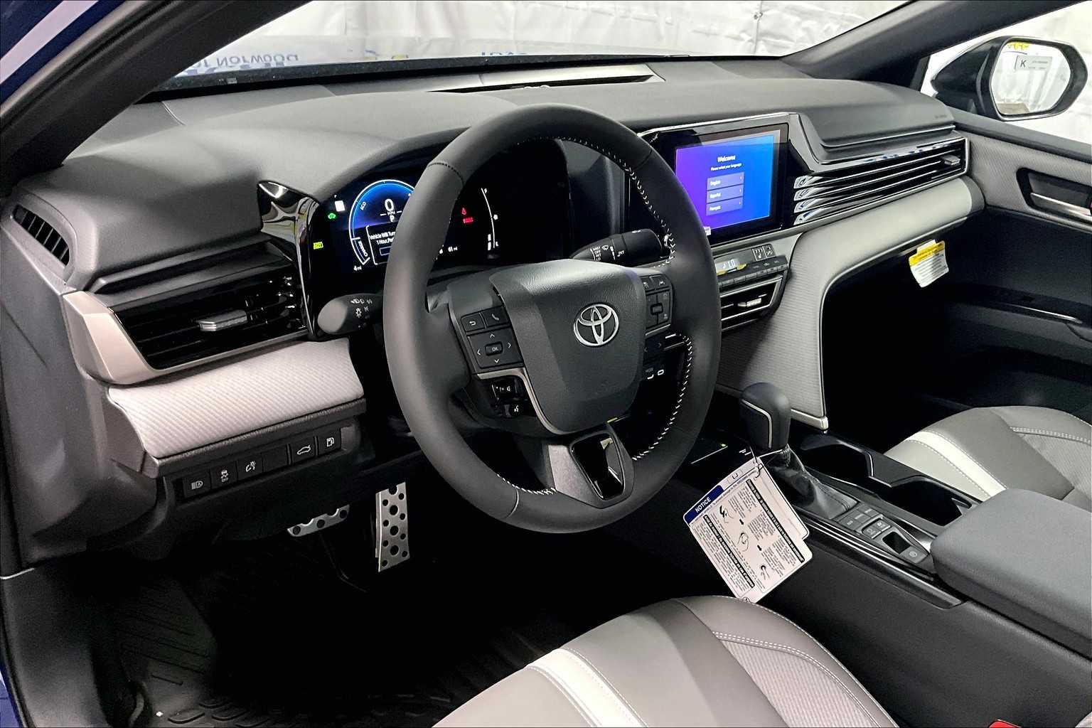 2025 Toyota Camry SE - Photo 9