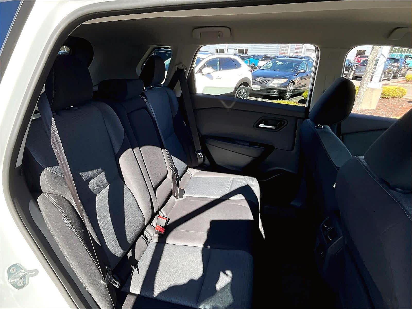 2021 Nissan Rogue SV - Photo 16