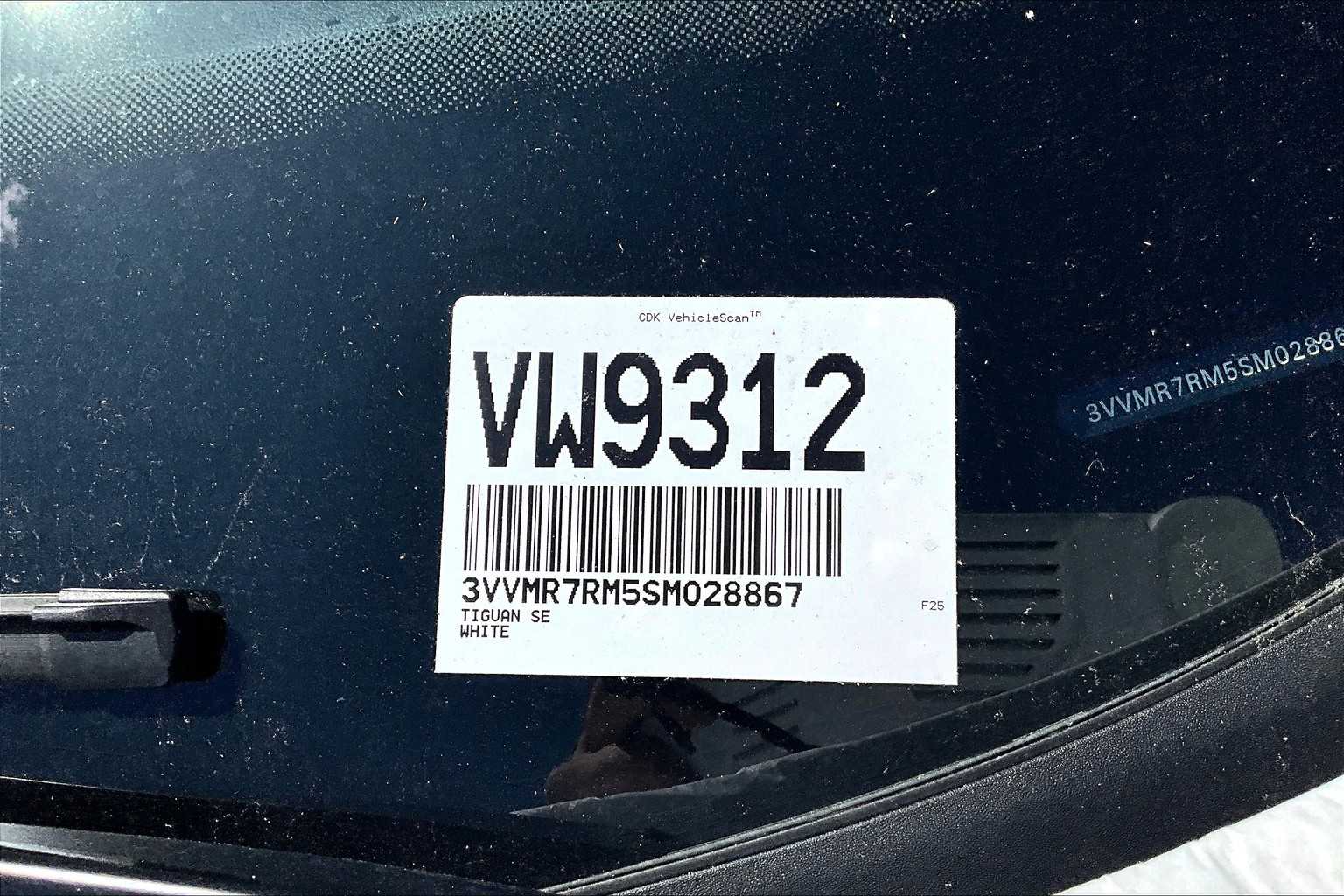 2025 Volkswagen Tiguan SE - Photo 18