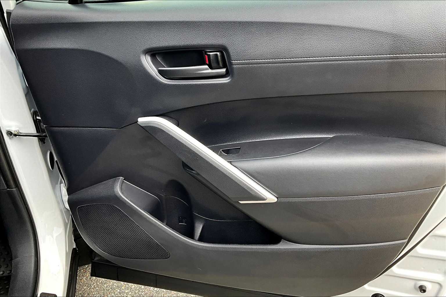 2024 Toyota Corolla Cross LE - Photo 12