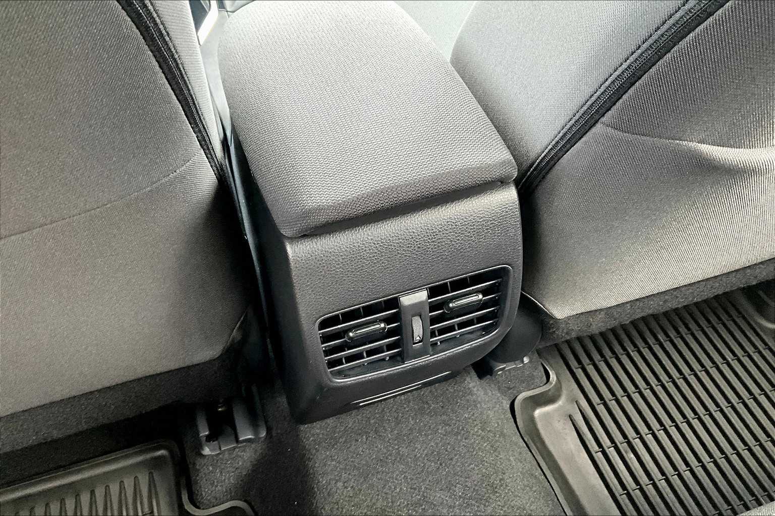 2024 Toyota Corolla Cross LE - Photo 28