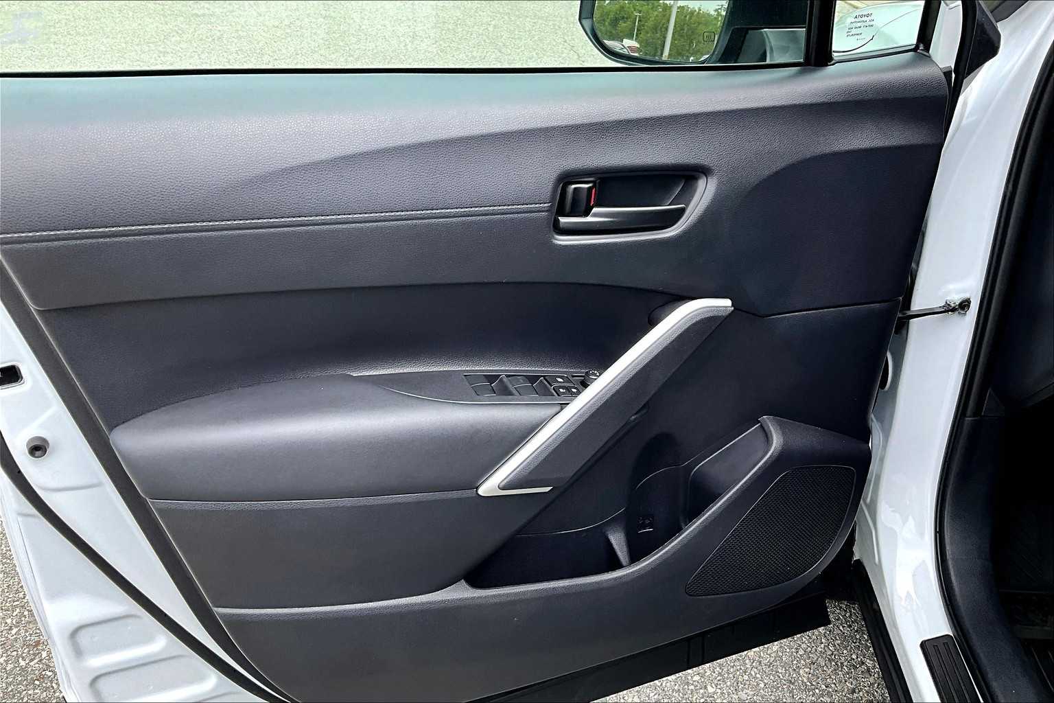 2024 Toyota Corolla Cross LE - Photo 9