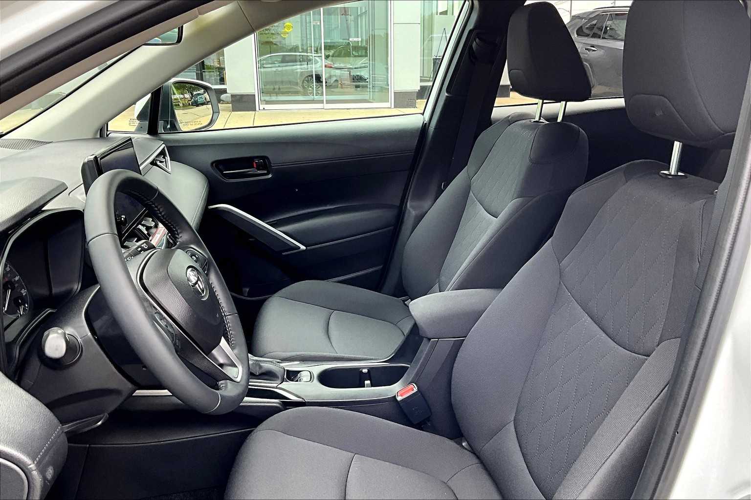 2024 Toyota Corolla Cross LE - Photo 10