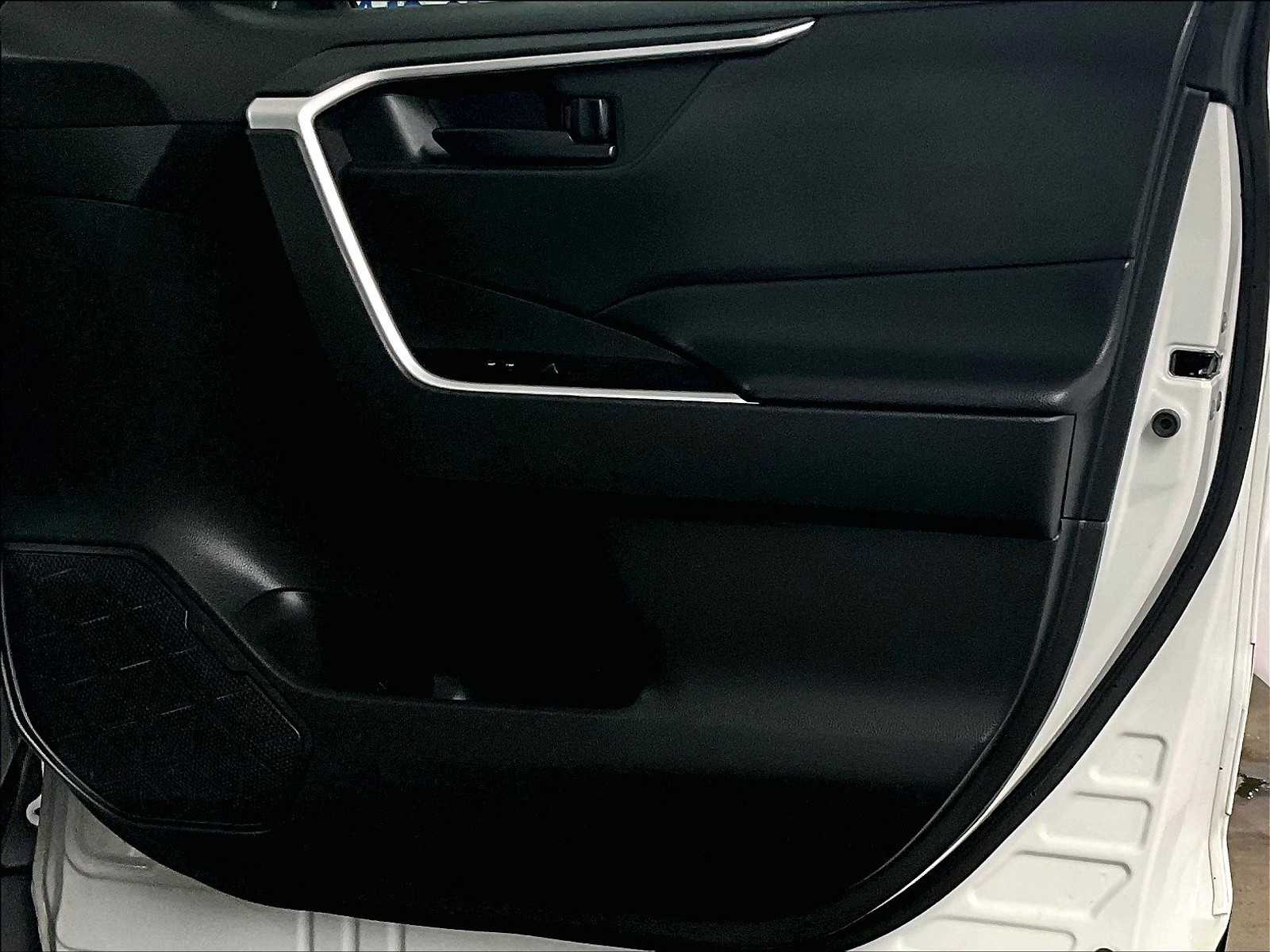 2022 Toyota RAV4 LE - Photo 12