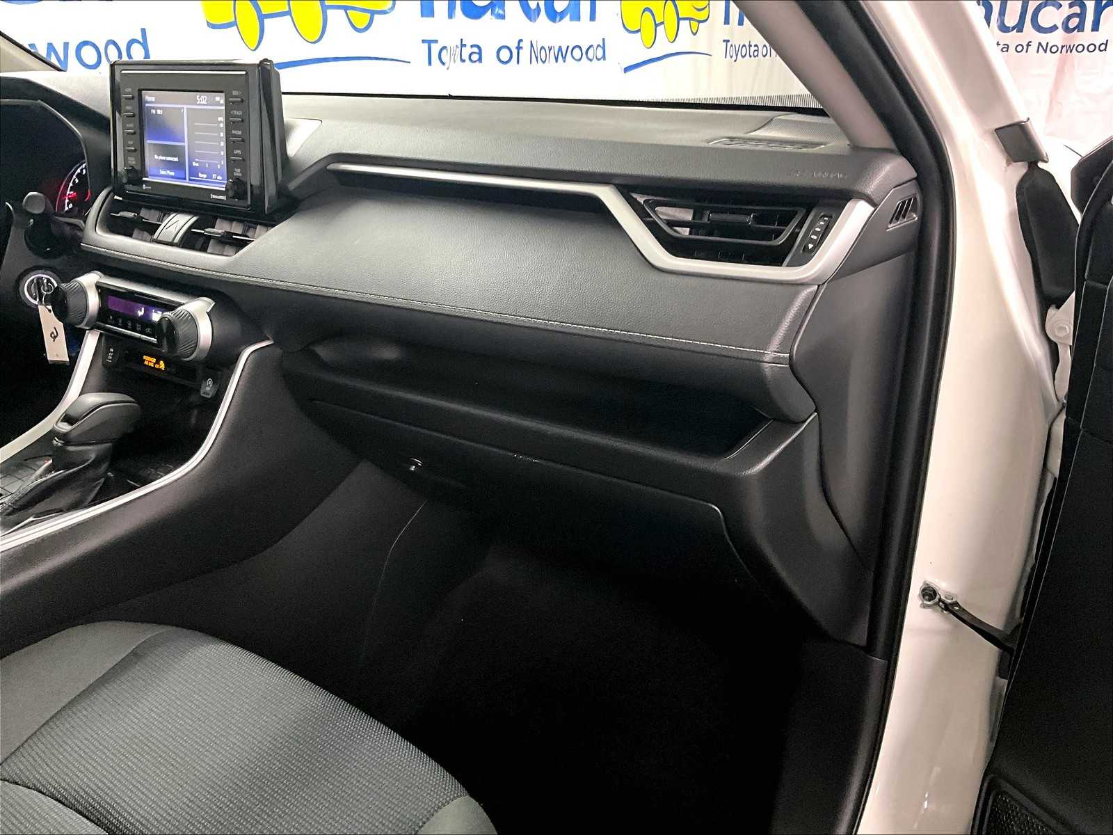 2022 Toyota RAV4 LE - Photo 13