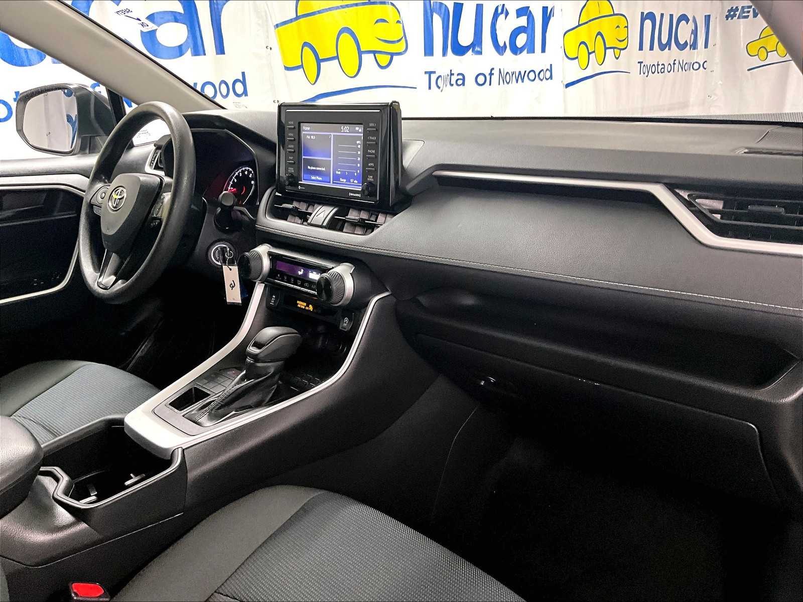 2022 Toyota RAV4 LE - Photo 14