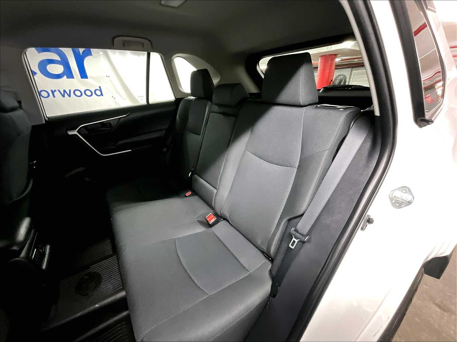 2022 Toyota RAV4 LE - Photo 15