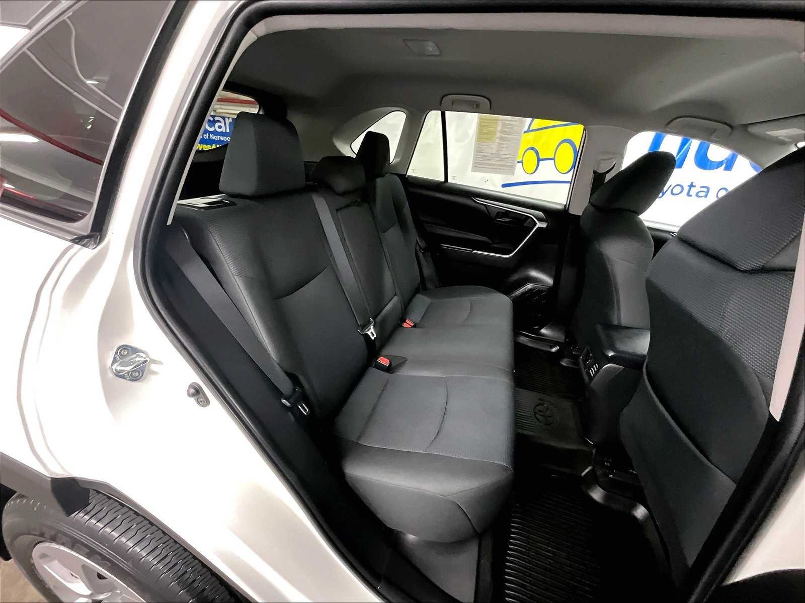 2022 Toyota RAV4 LE - Photo 16