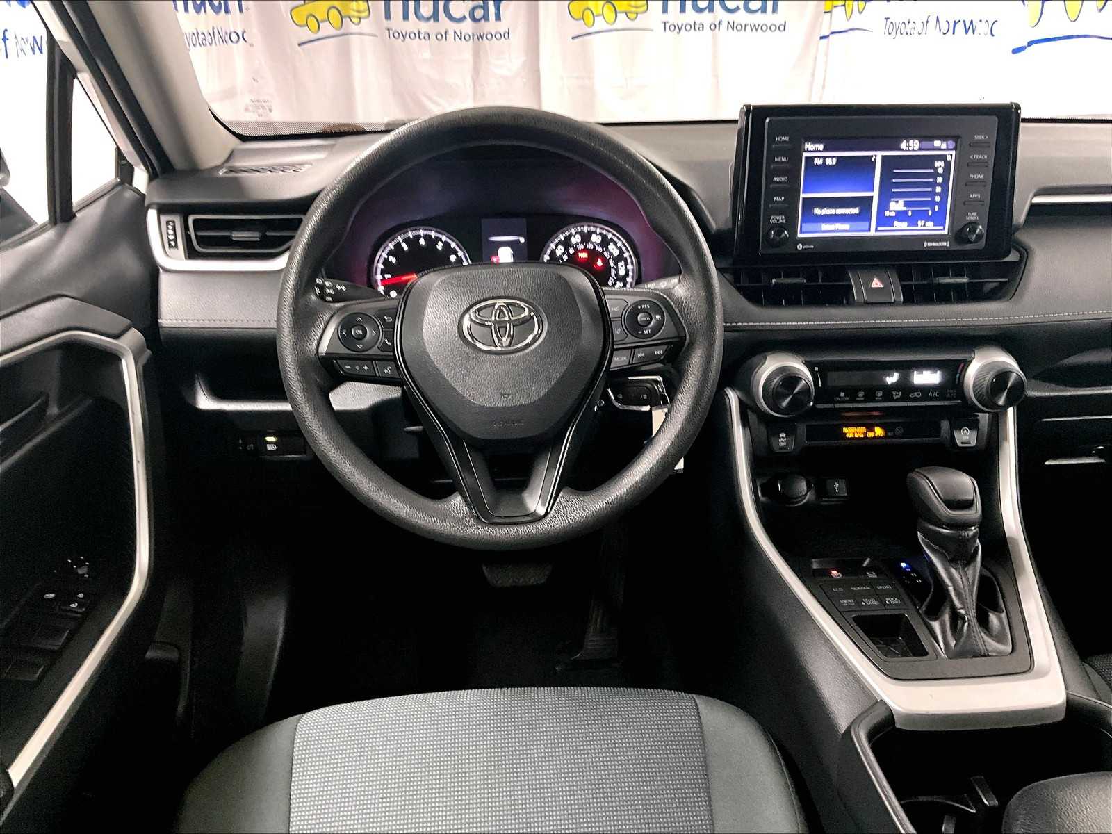 2022 Toyota RAV4 LE - Photo 17