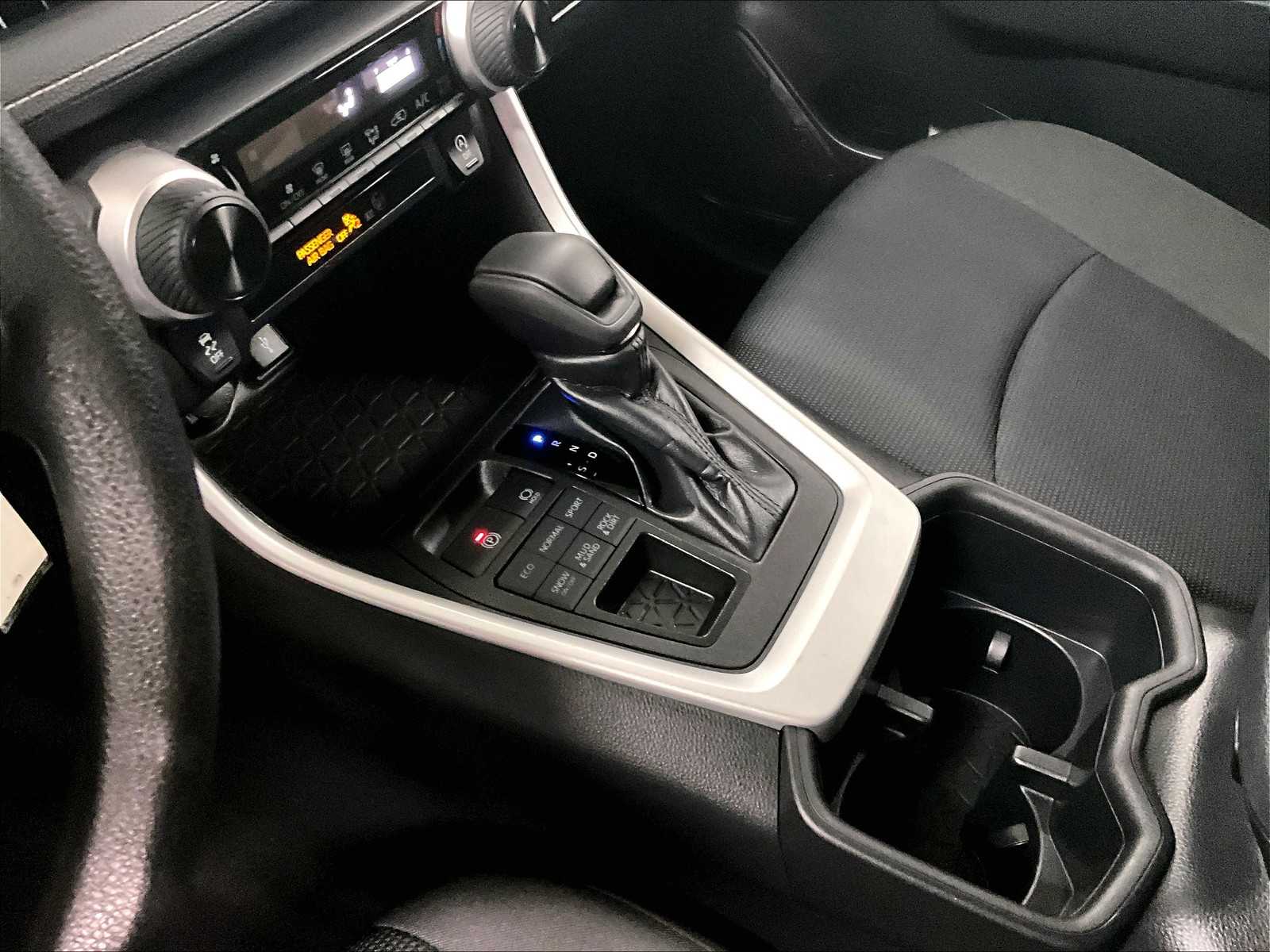 2022 Toyota RAV4 LE - Photo 20