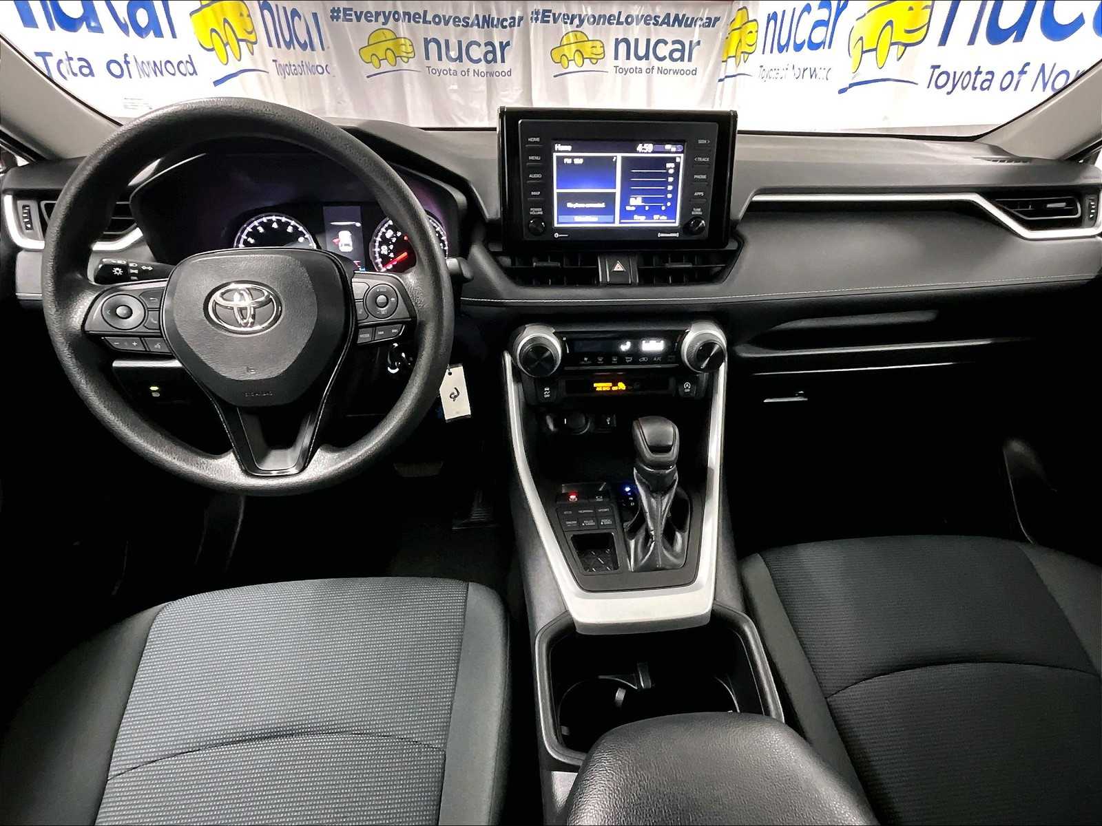 2022 Toyota RAV4 LE - Photo 21
