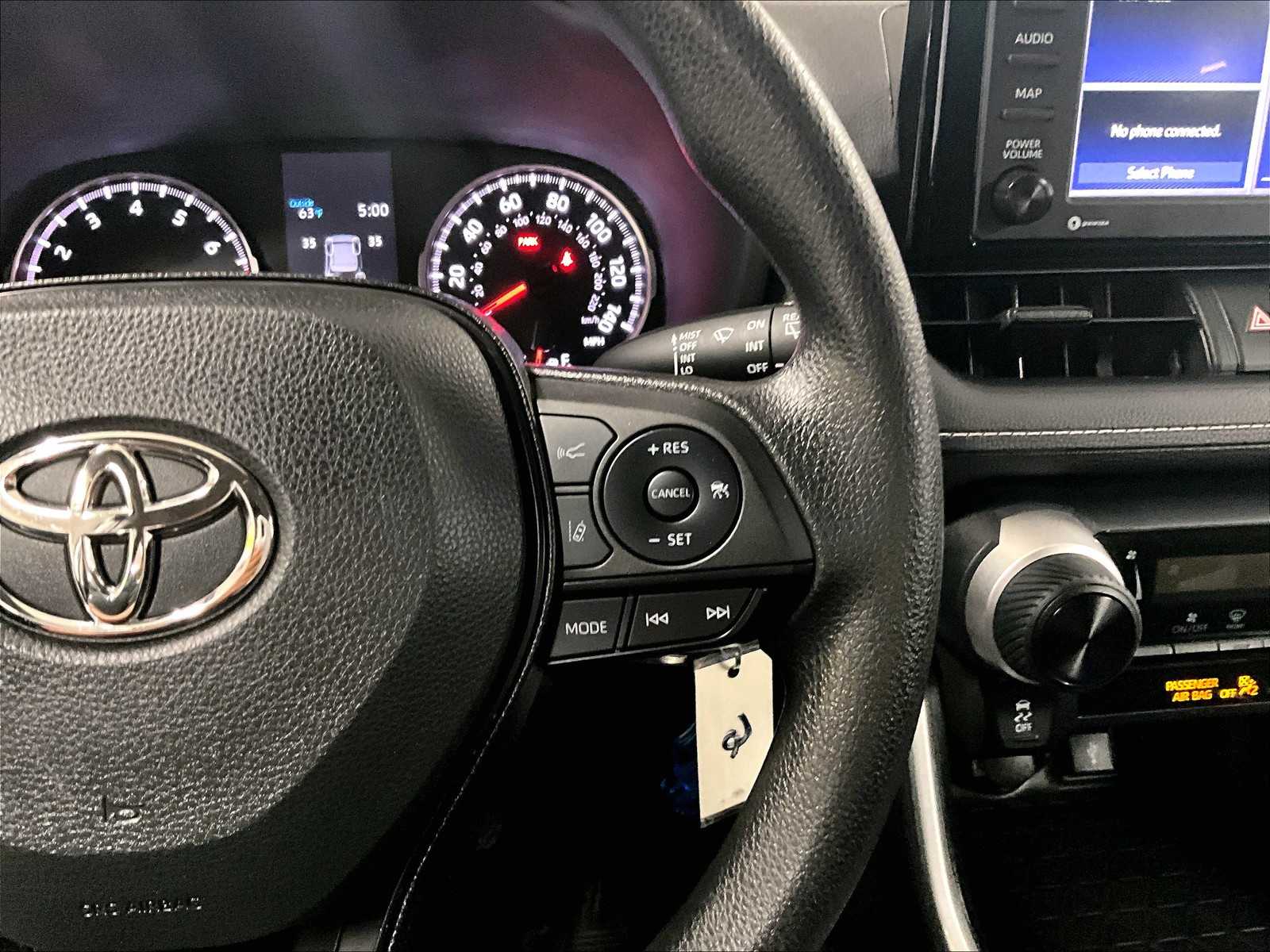 2022 Toyota RAV4 LE - Photo 23