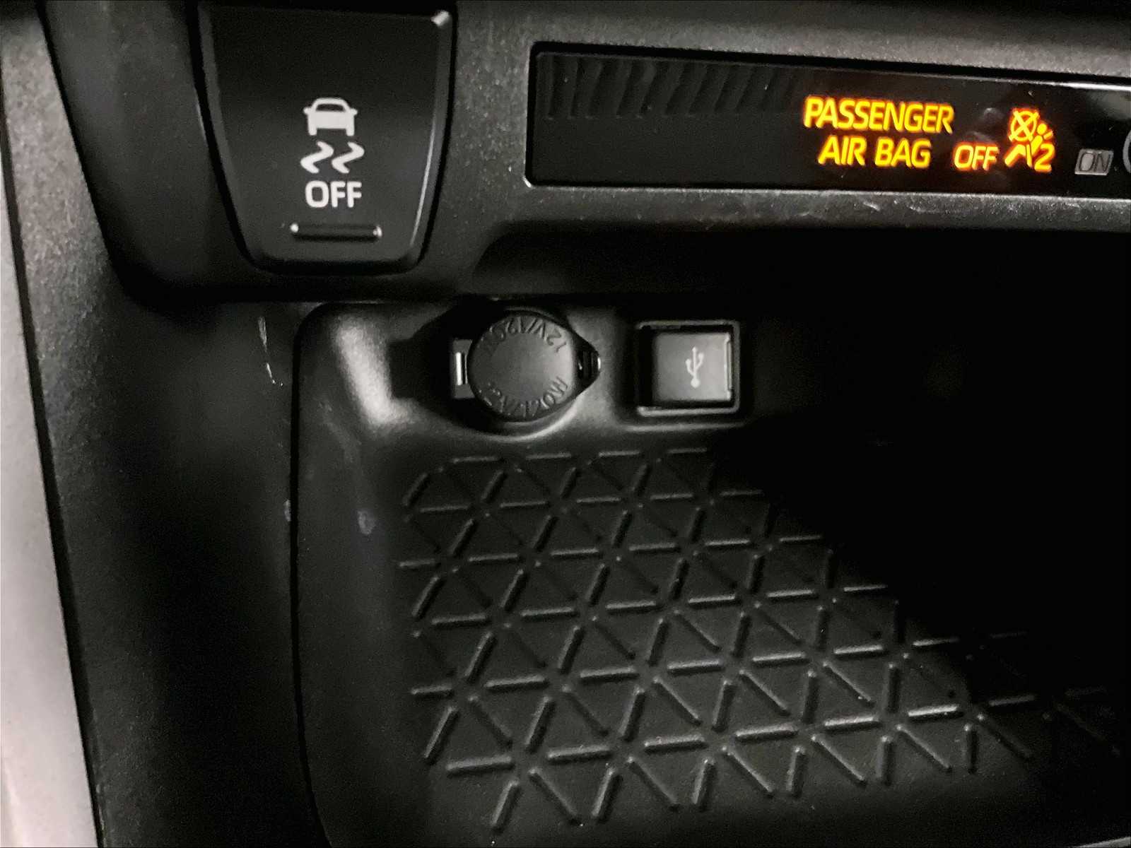 2022 Toyota RAV4 LE - Photo 26