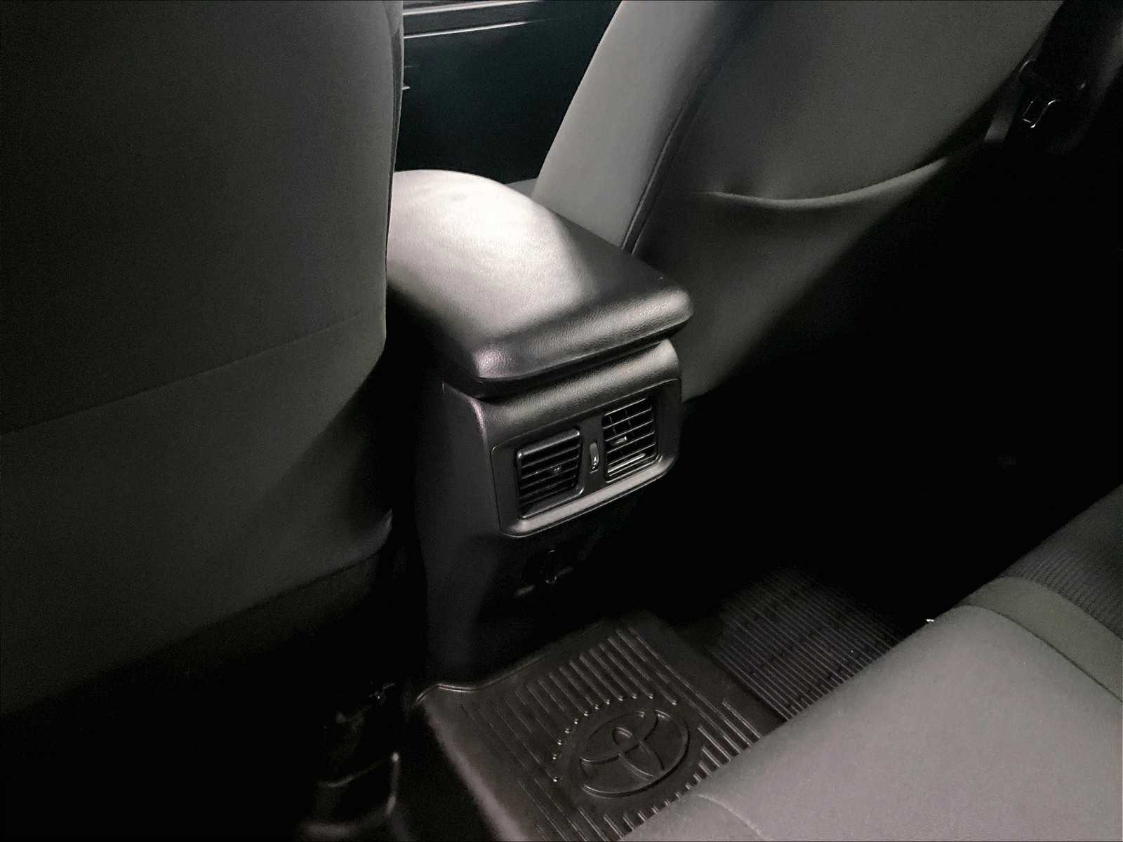 2022 Toyota RAV4 LE - Photo 27