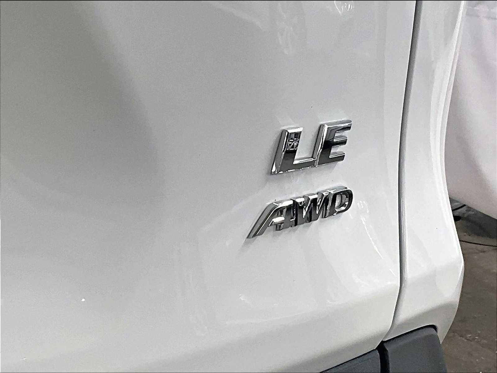 2022 Toyota RAV4 LE - Photo 28