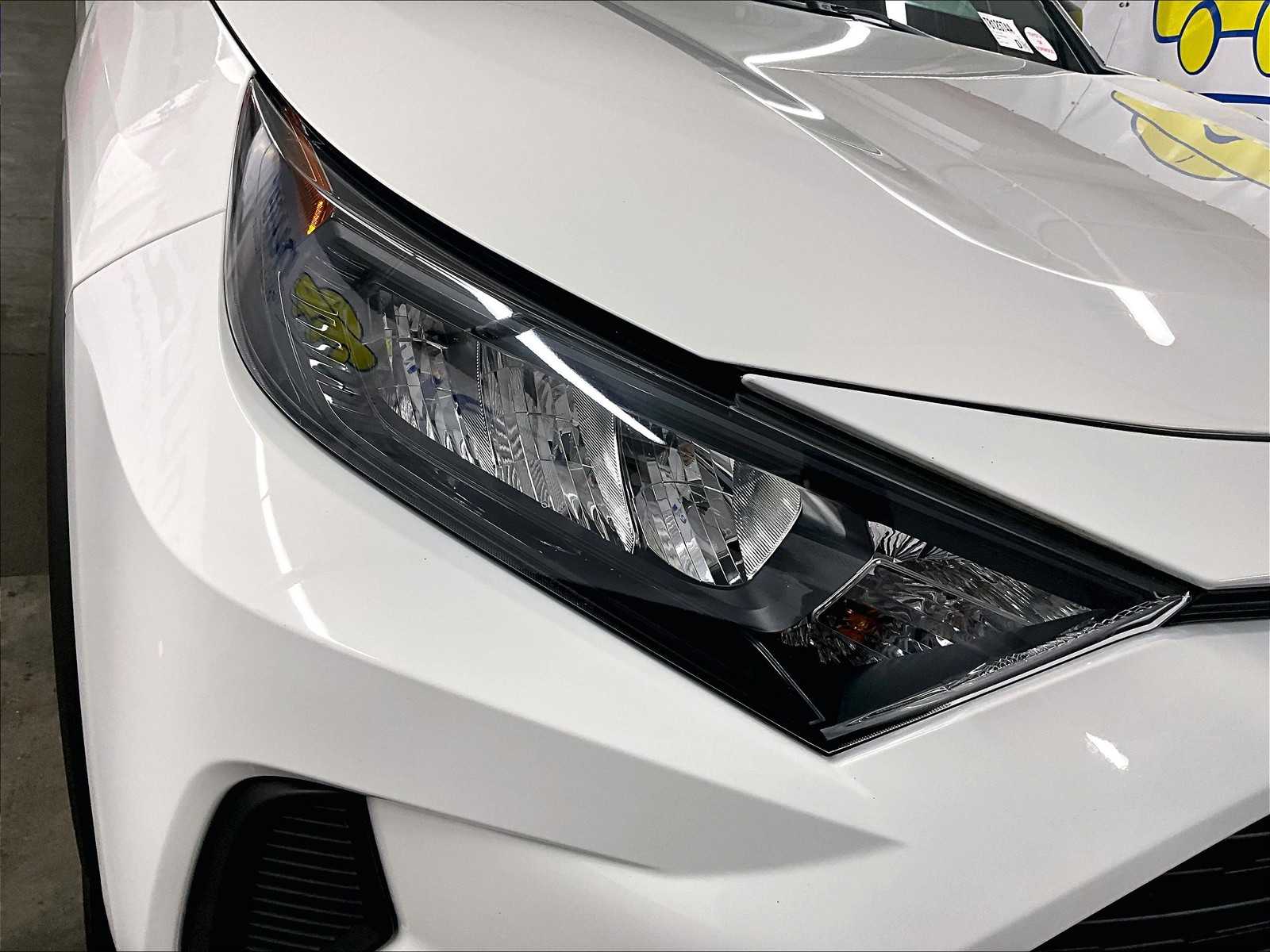 2022 Toyota RAV4 LE - Photo 32