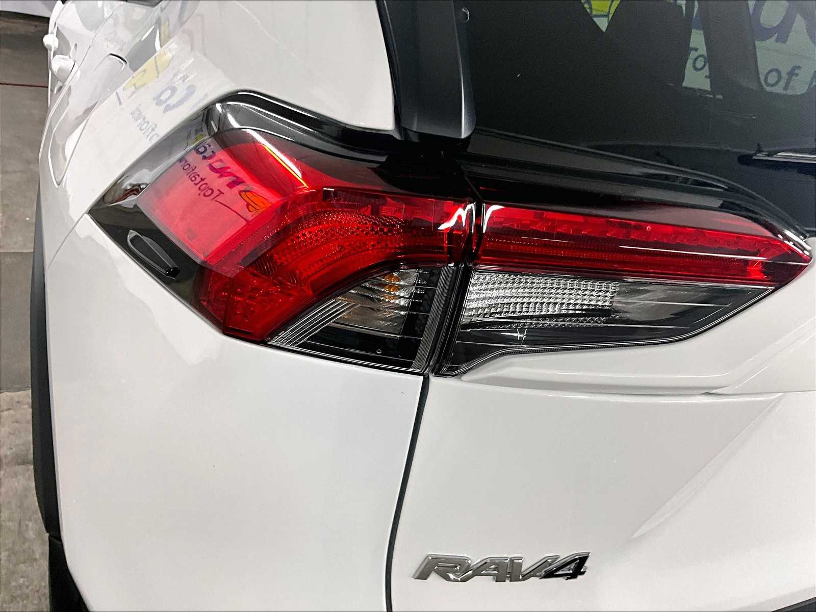2022 Toyota RAV4 LE - Photo 33