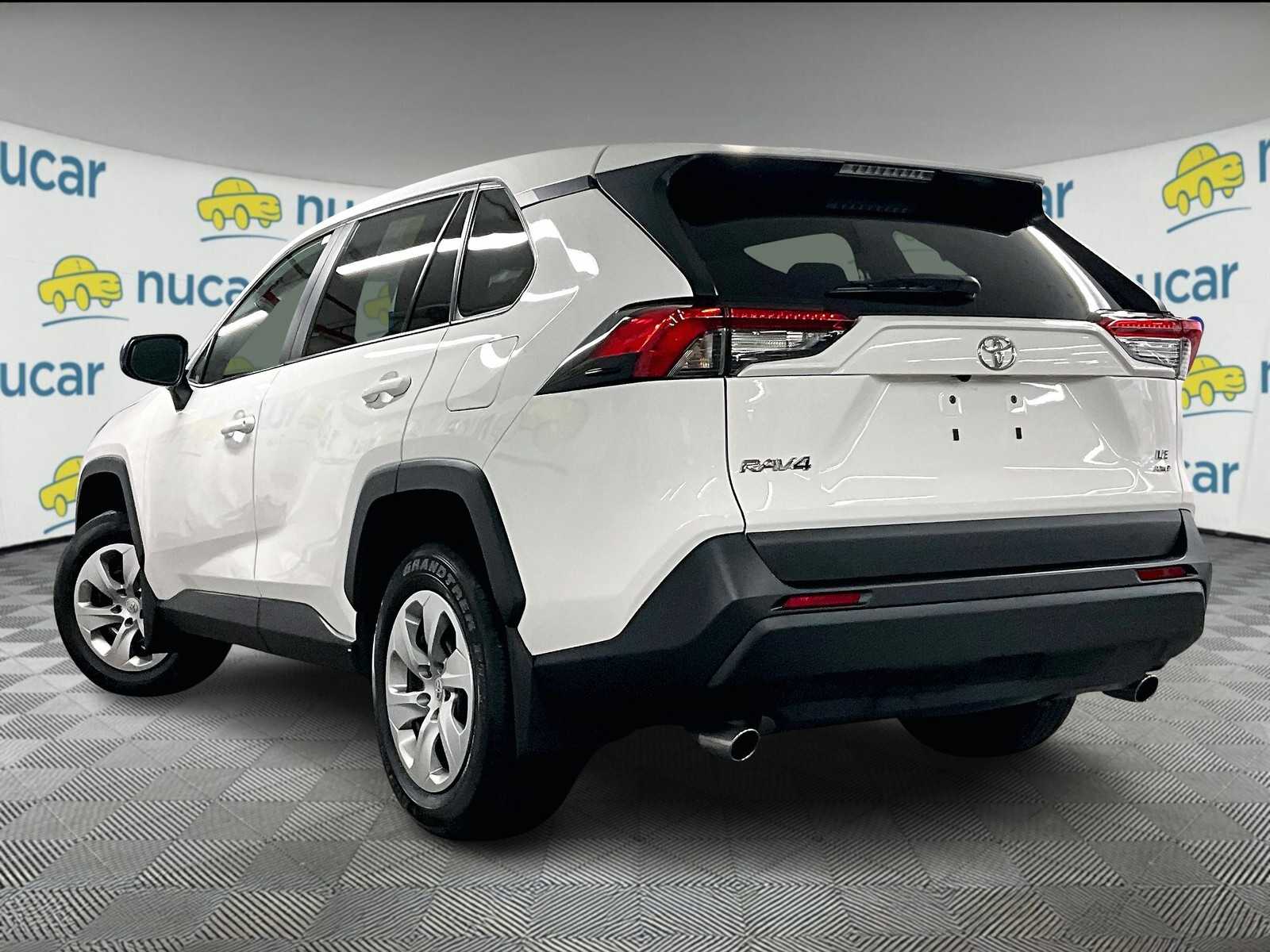 2022 Toyota RAV4 LE - Photo 4