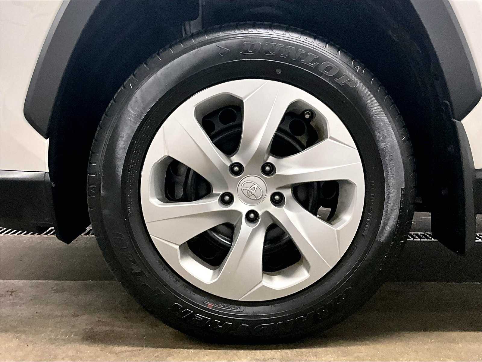 2022 Toyota RAV4 LE - Photo 7