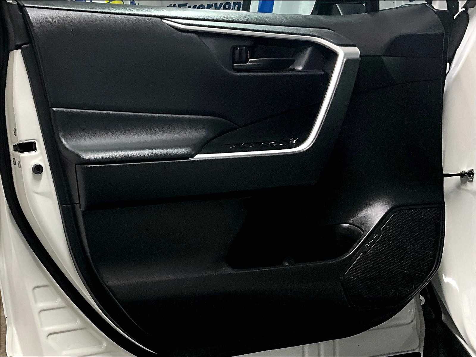 2022 Toyota RAV4 LE - Photo 9