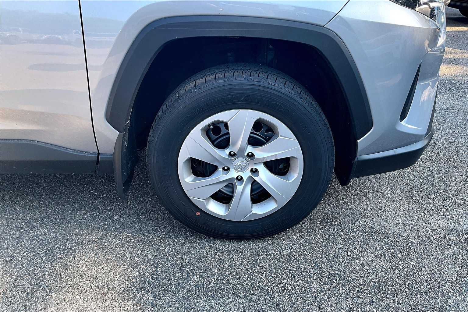 2023 Toyota RAV4 LE - Photo 4