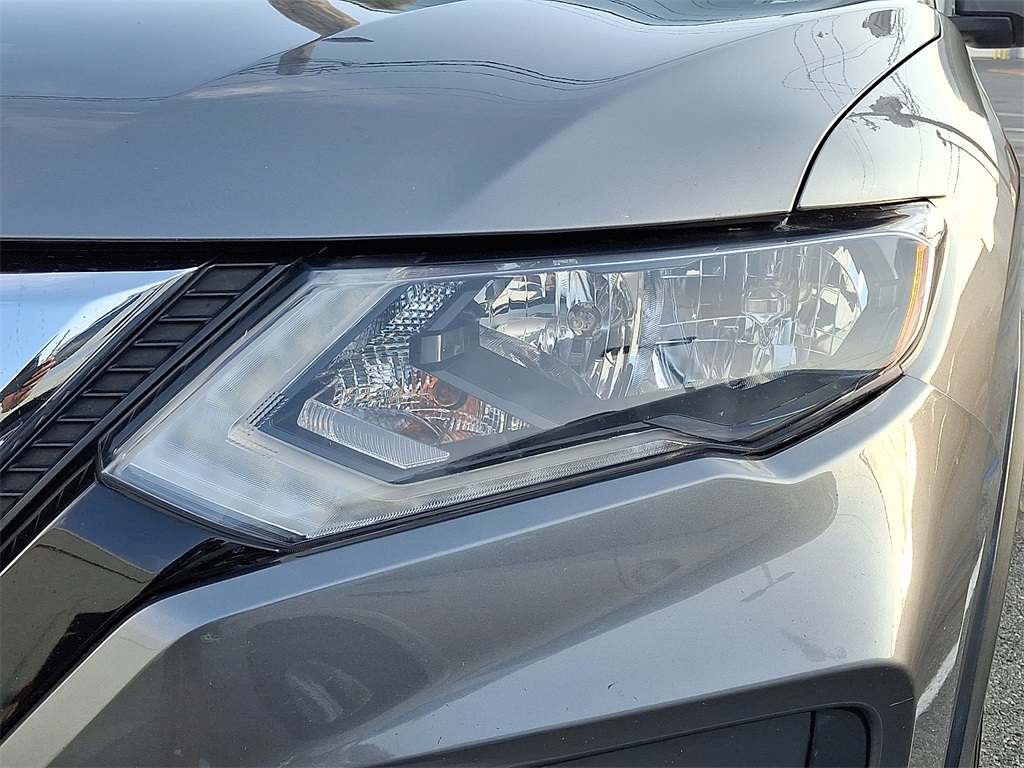 2018 Nissan Rogue SV - Photo 8