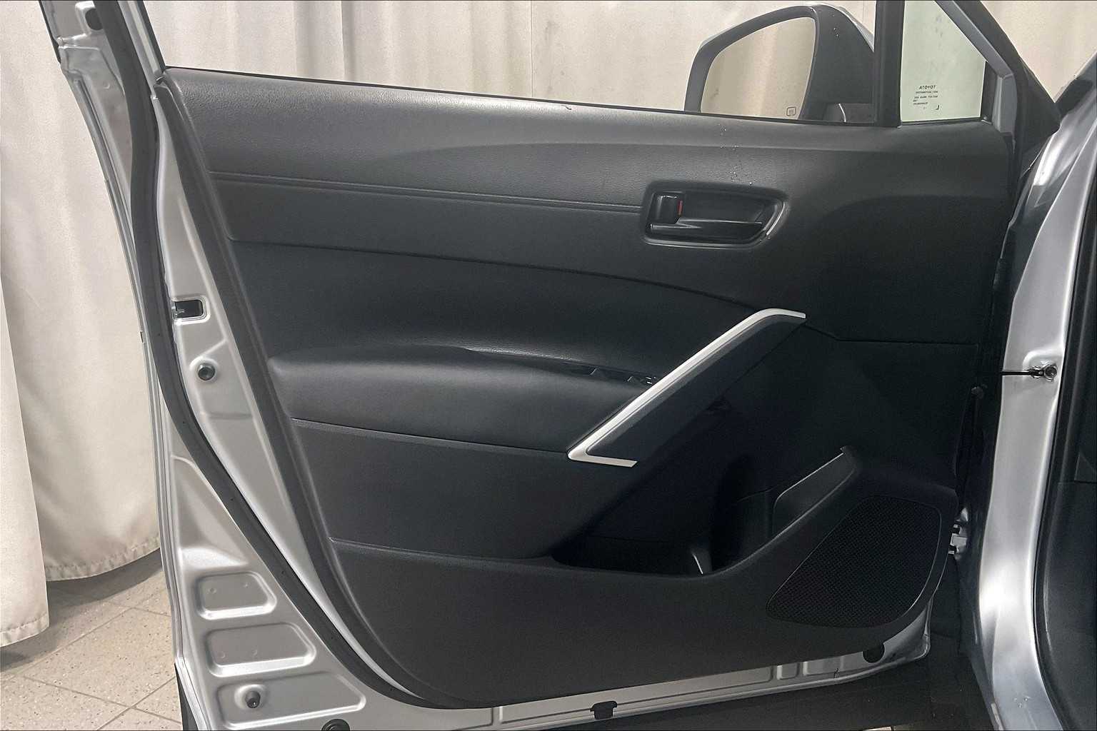 2023 Toyota Corolla Cross LE - Photo 9