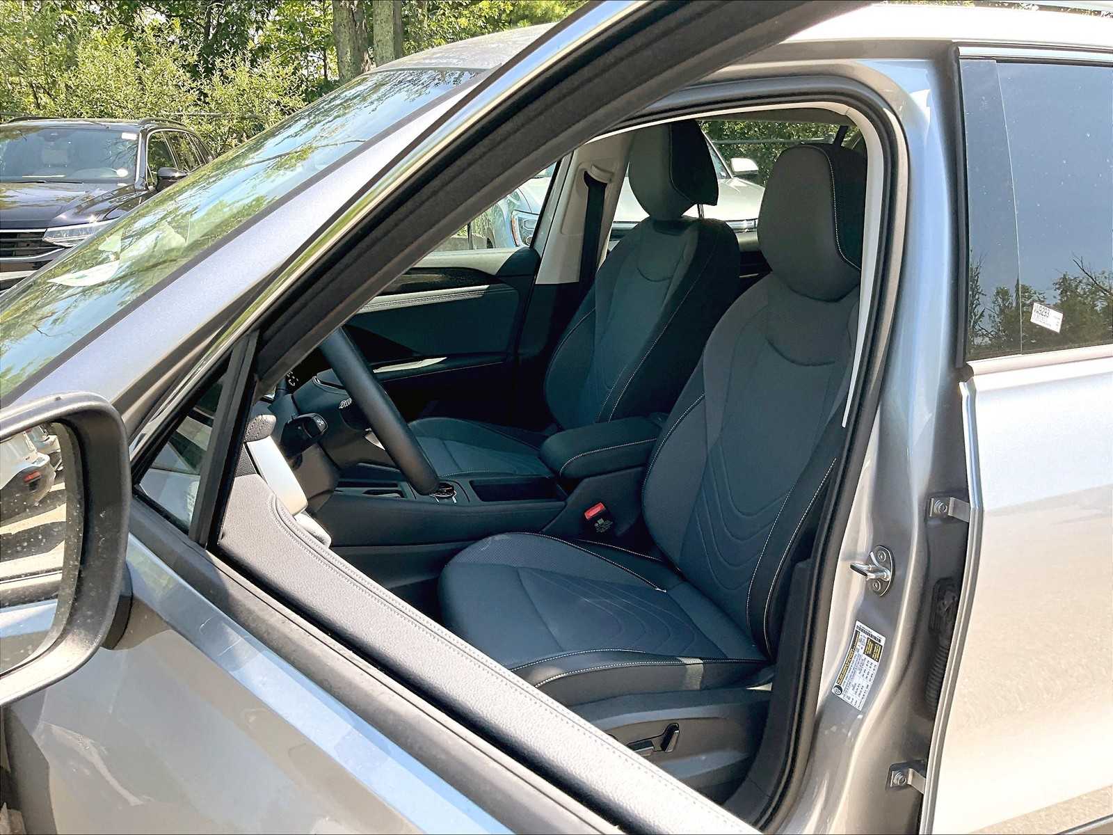 2025 Volkswagen Tiguan SE - Photo 11