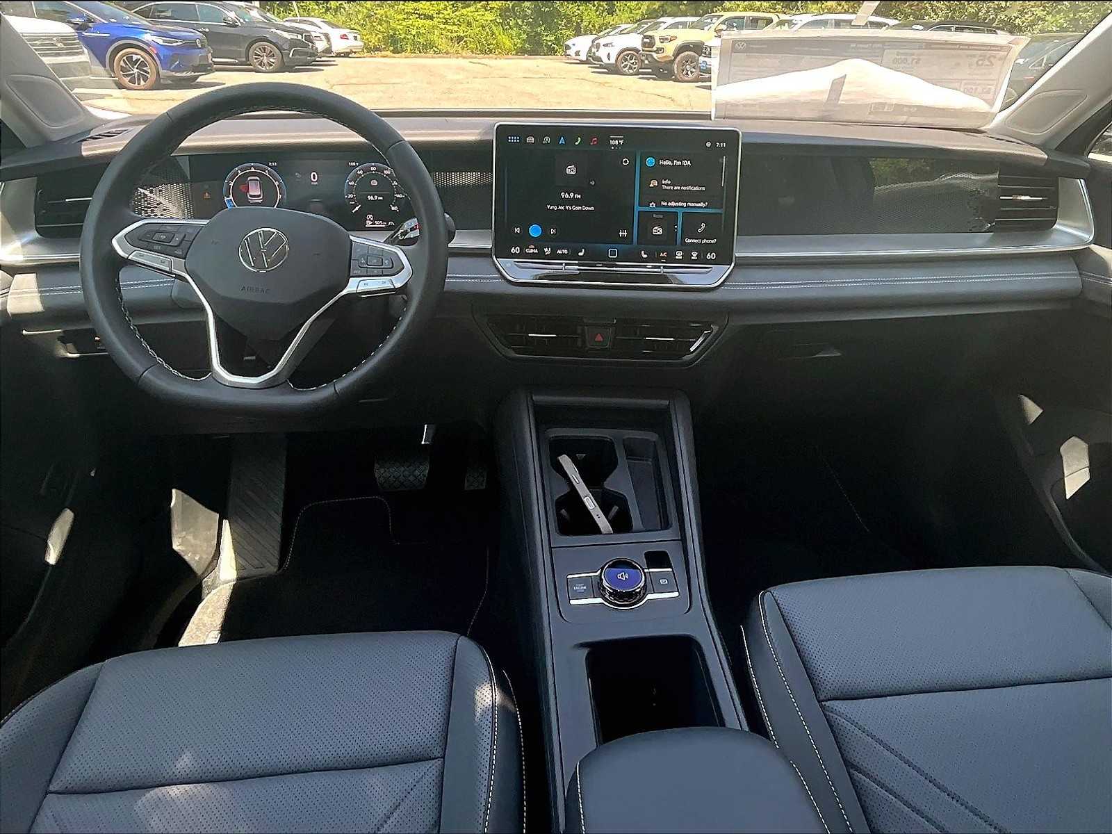 2025 Volkswagen Tiguan SE - Photo 12