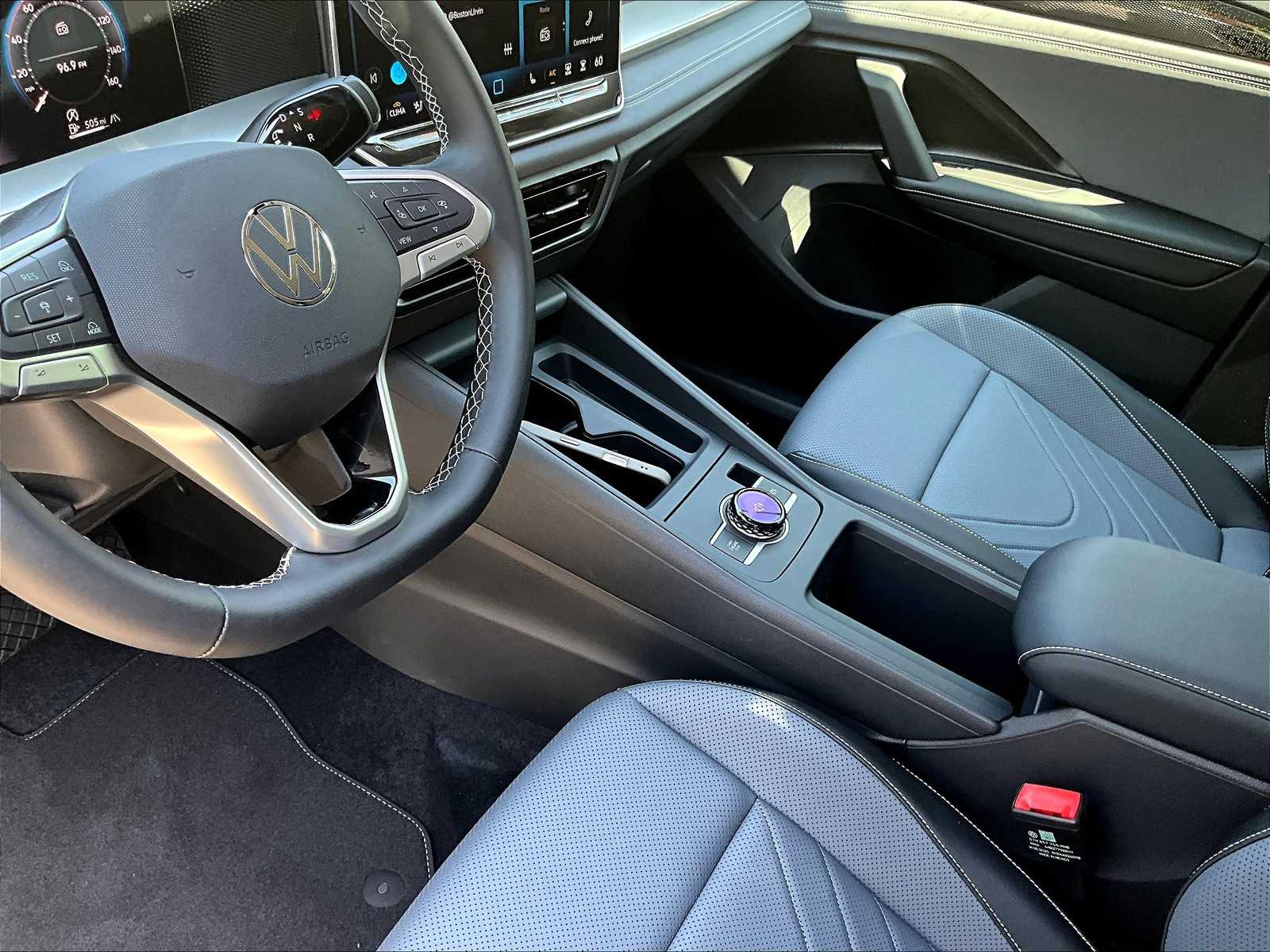 2025 Volkswagen Tiguan SE - Photo 14