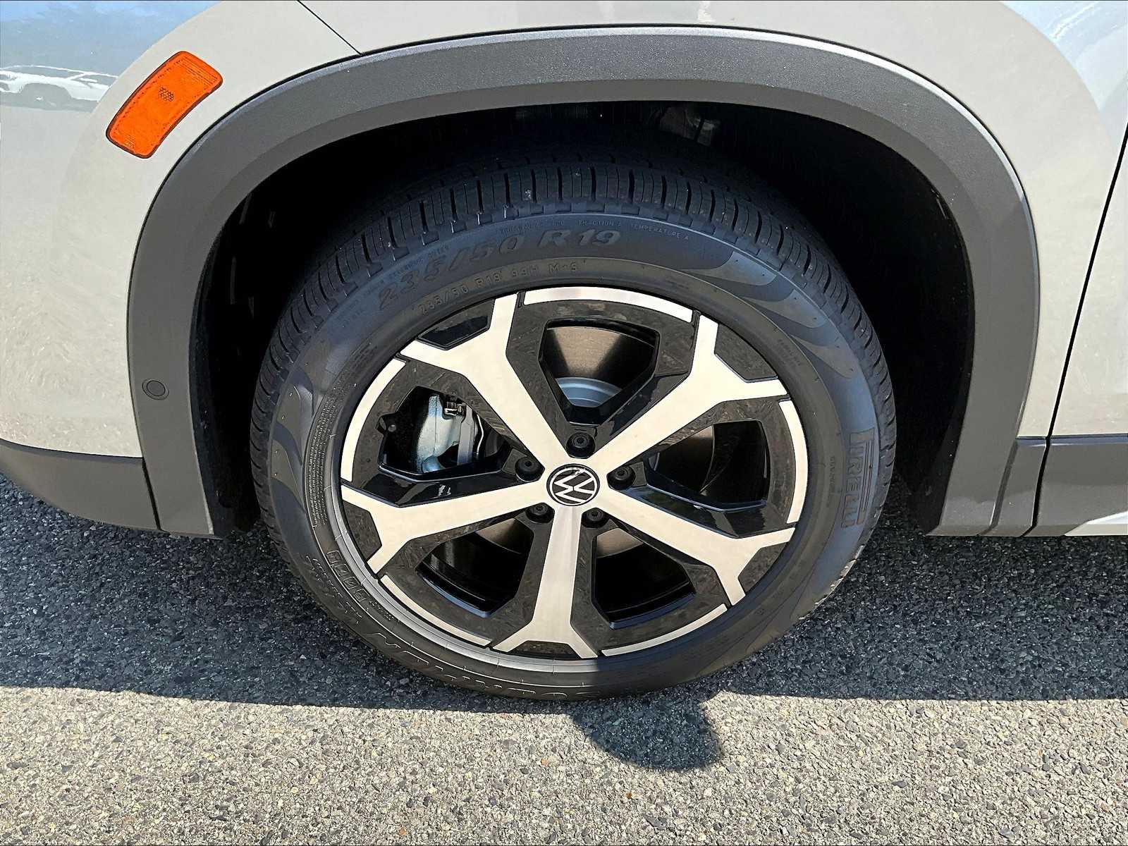 2025 Volkswagen Tiguan SE - Photo 8