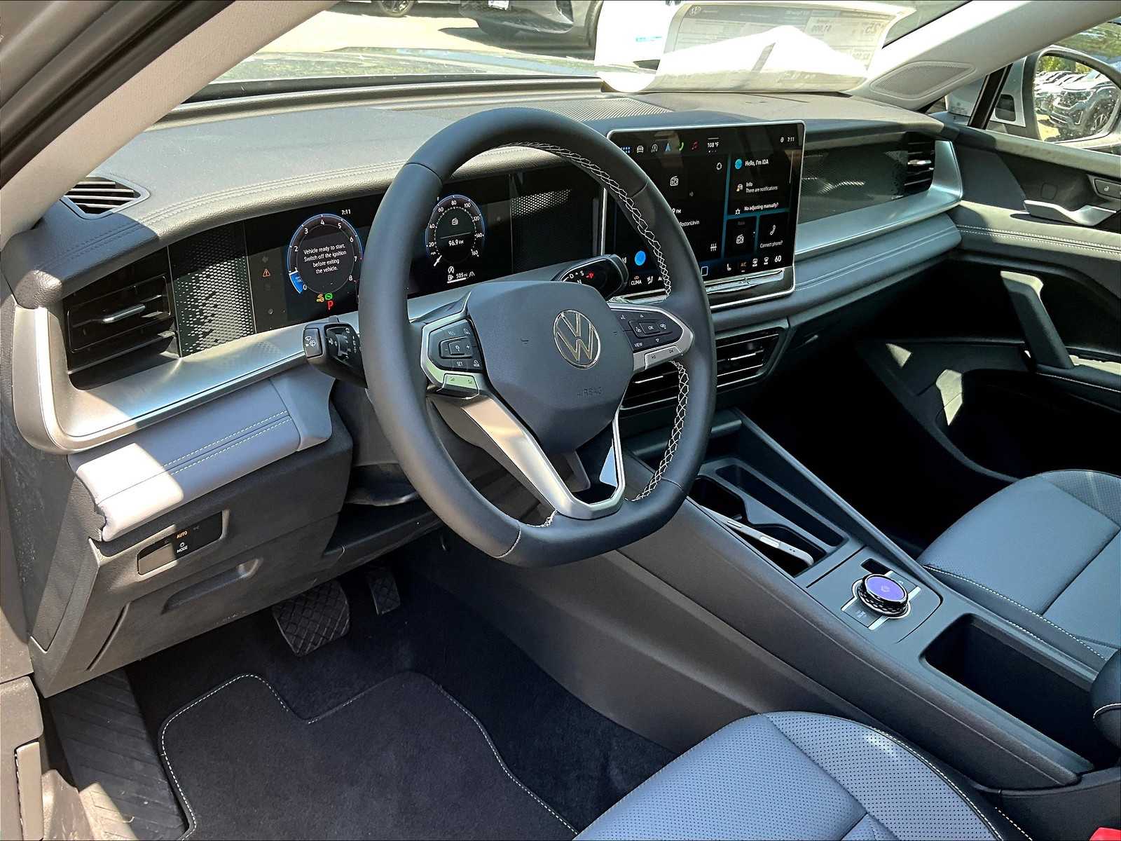 2025 Volkswagen Tiguan SE - Photo 9