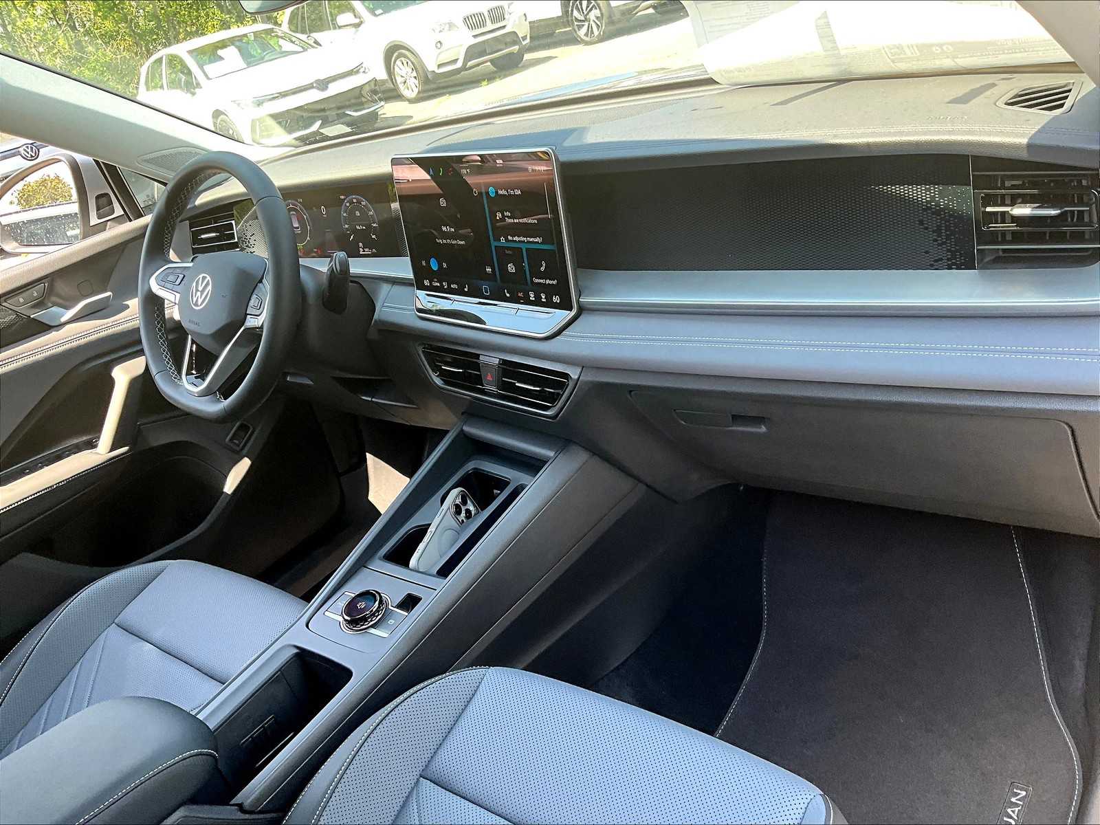 2025 Volkswagen Tiguan SE - Photo 10