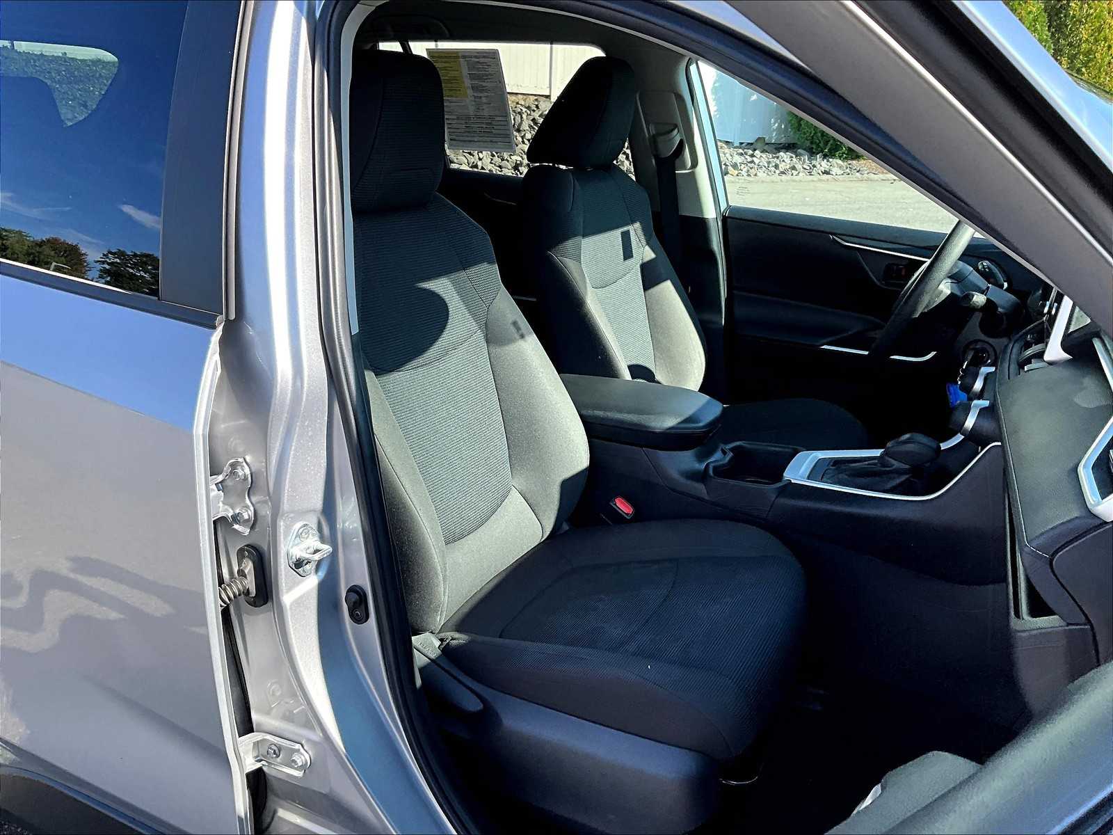 2024 Toyota RAV4 LE - Photo 11