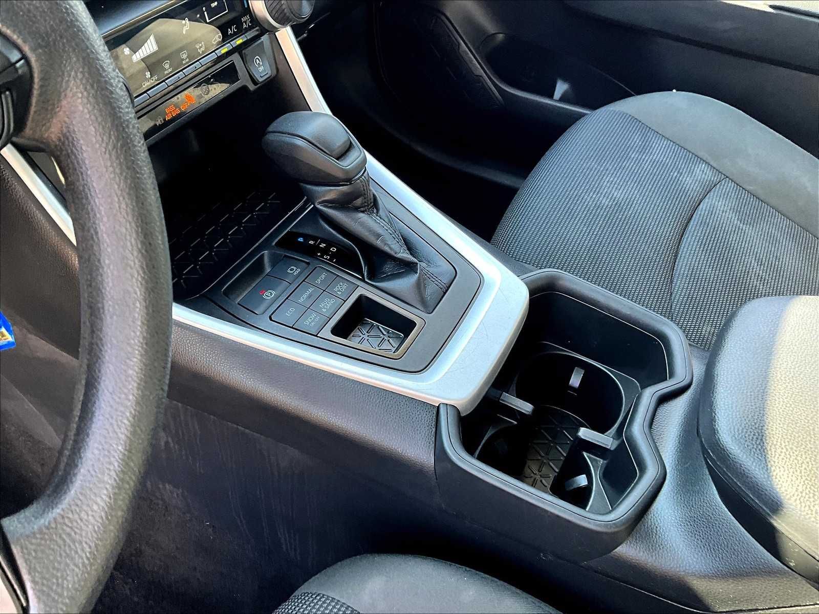 2024 Toyota RAV4 LE - Photo 20
