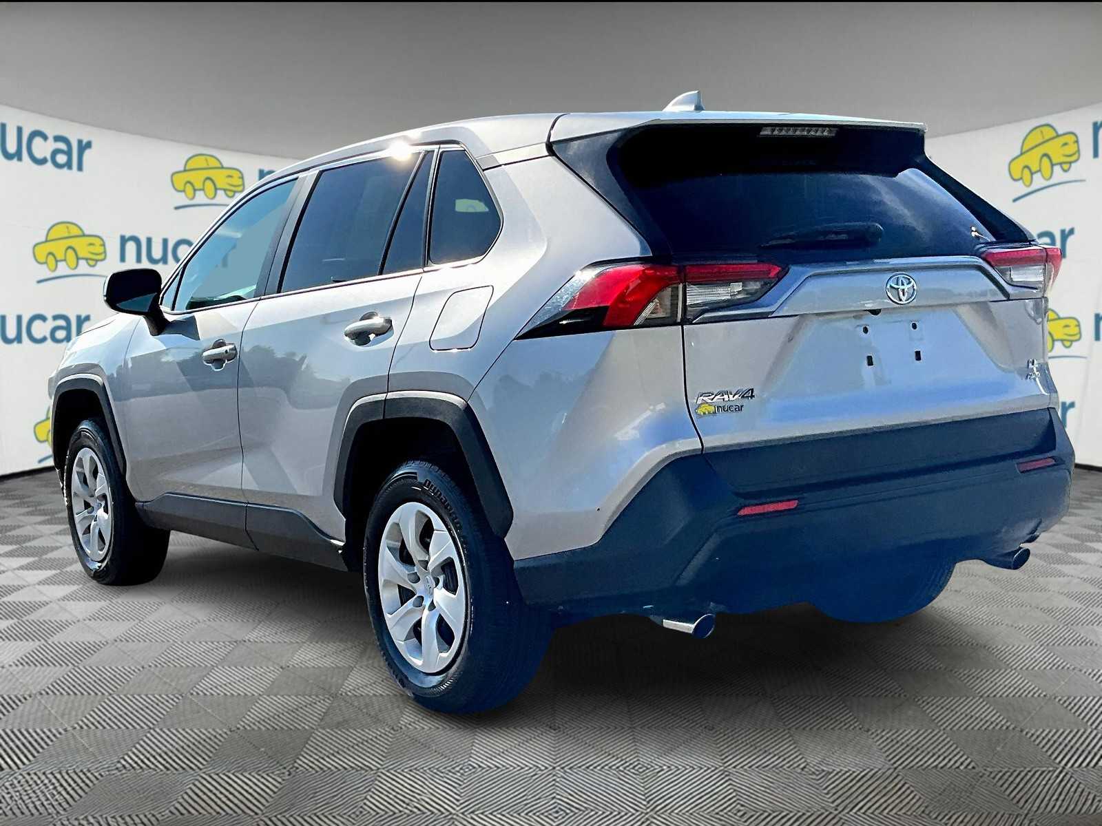 2024 Toyota RAV4 LE - Photo 4