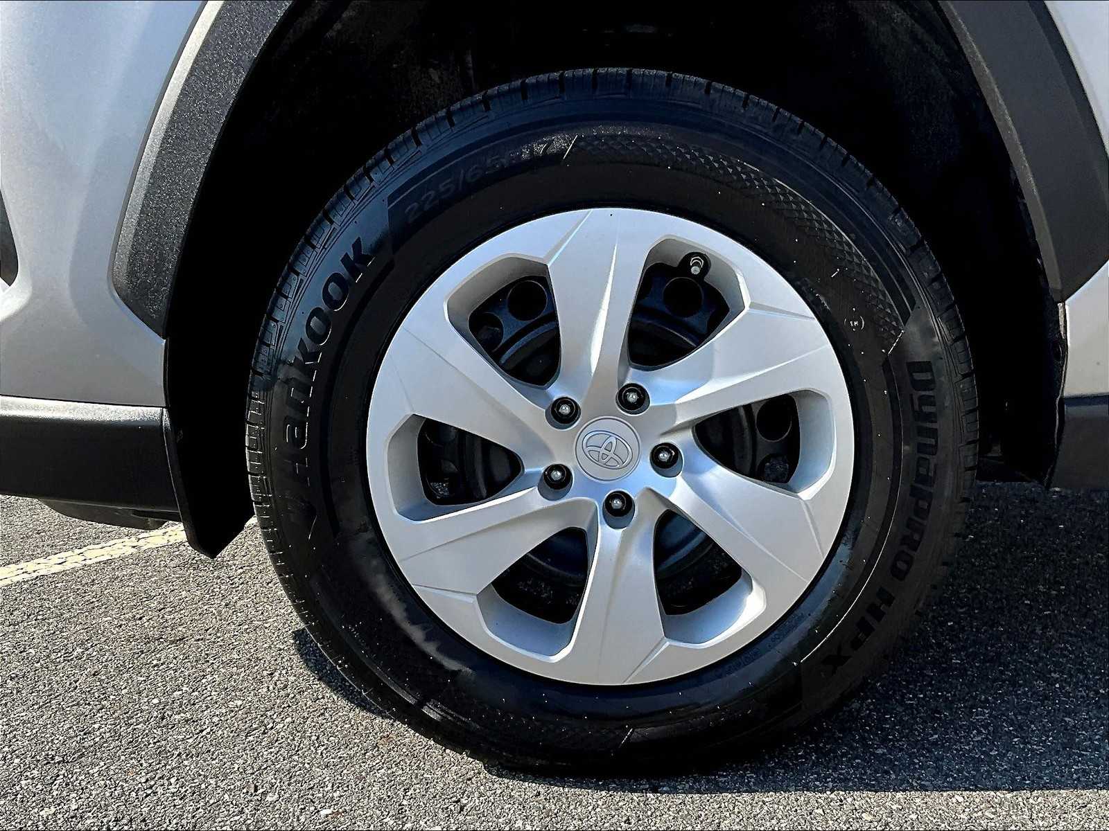 2024 Toyota RAV4 LE - Photo 7