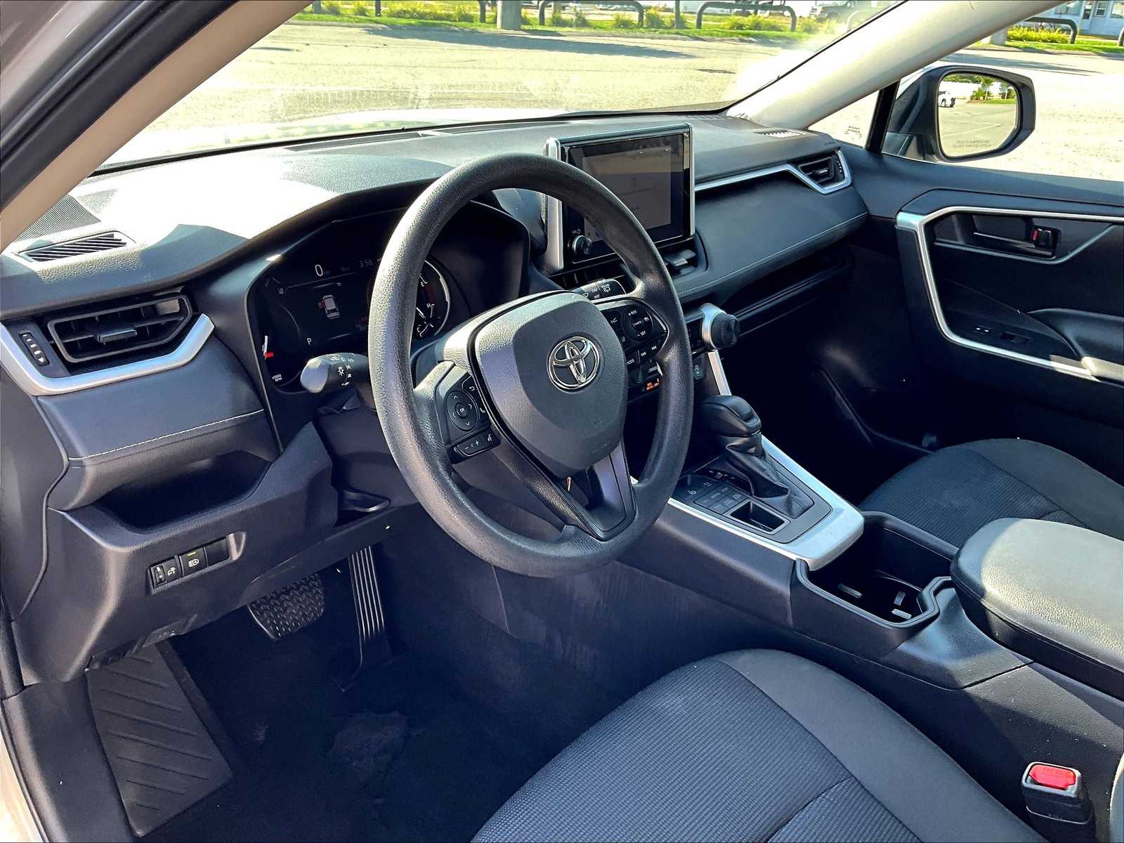 2024 Toyota RAV4 LE - Photo 8