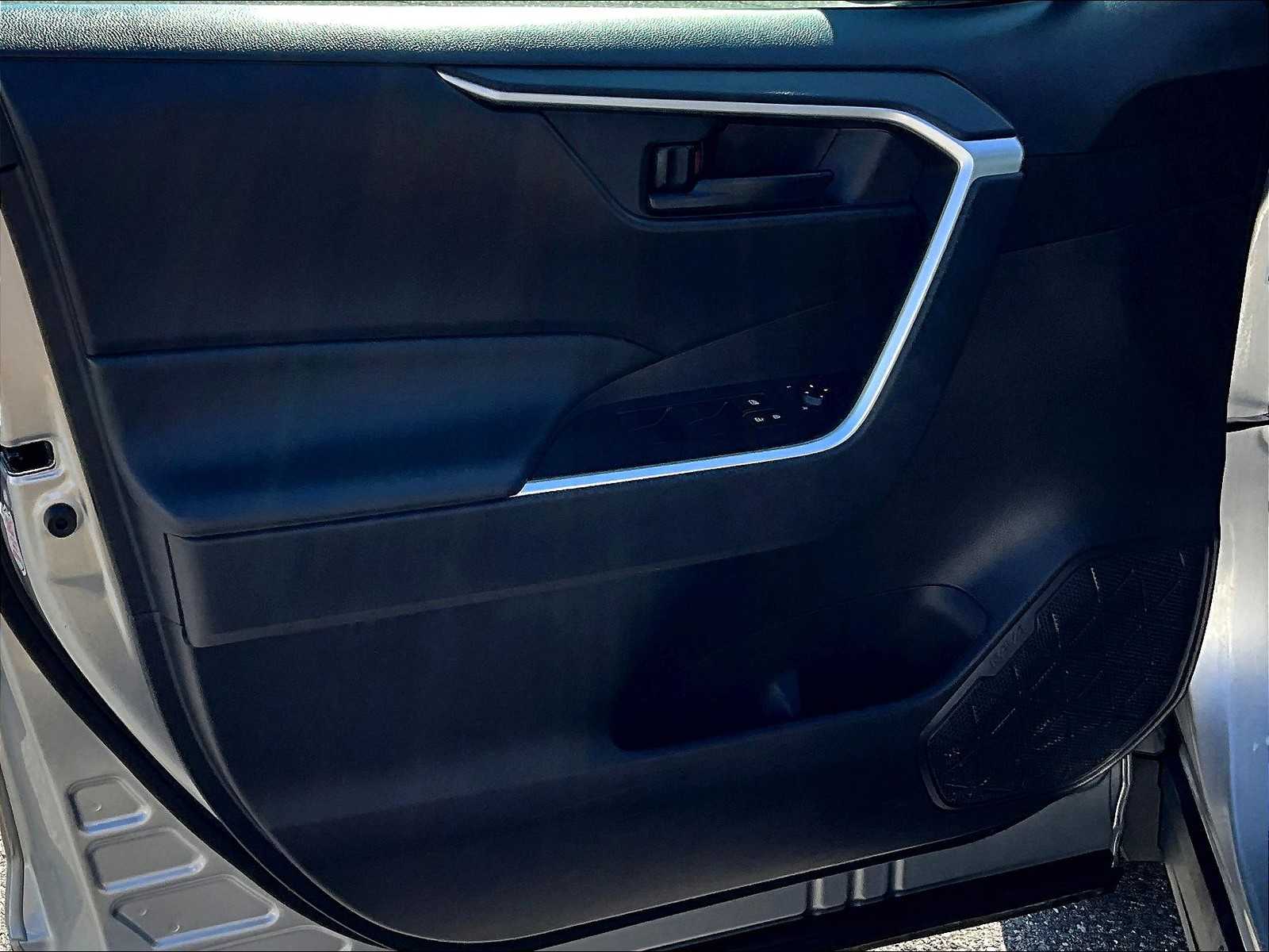 2024 Toyota RAV4 LE - Photo 9