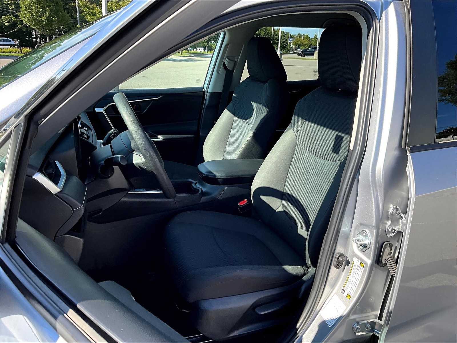 2024 Toyota RAV4 LE - Photo 10