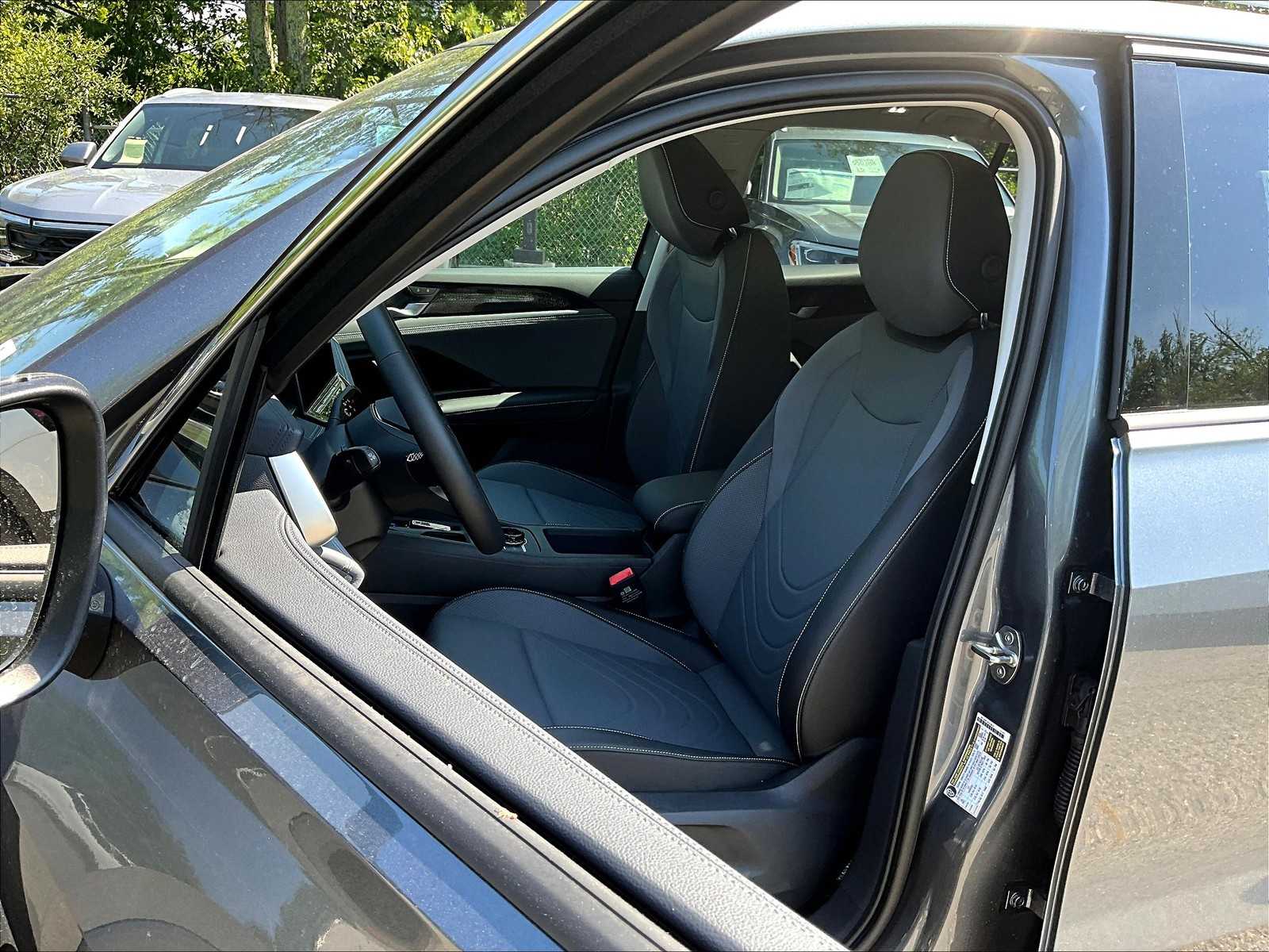 2025 Volkswagen Tiguan SE - Photo 11