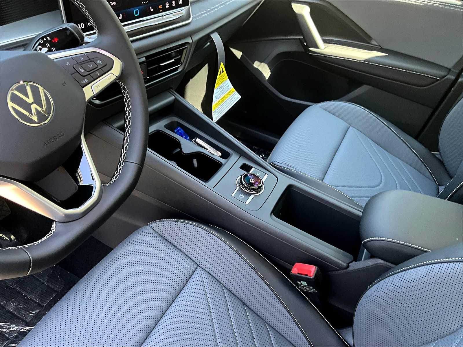 2025 Volkswagen Tiguan SE - Photo 14