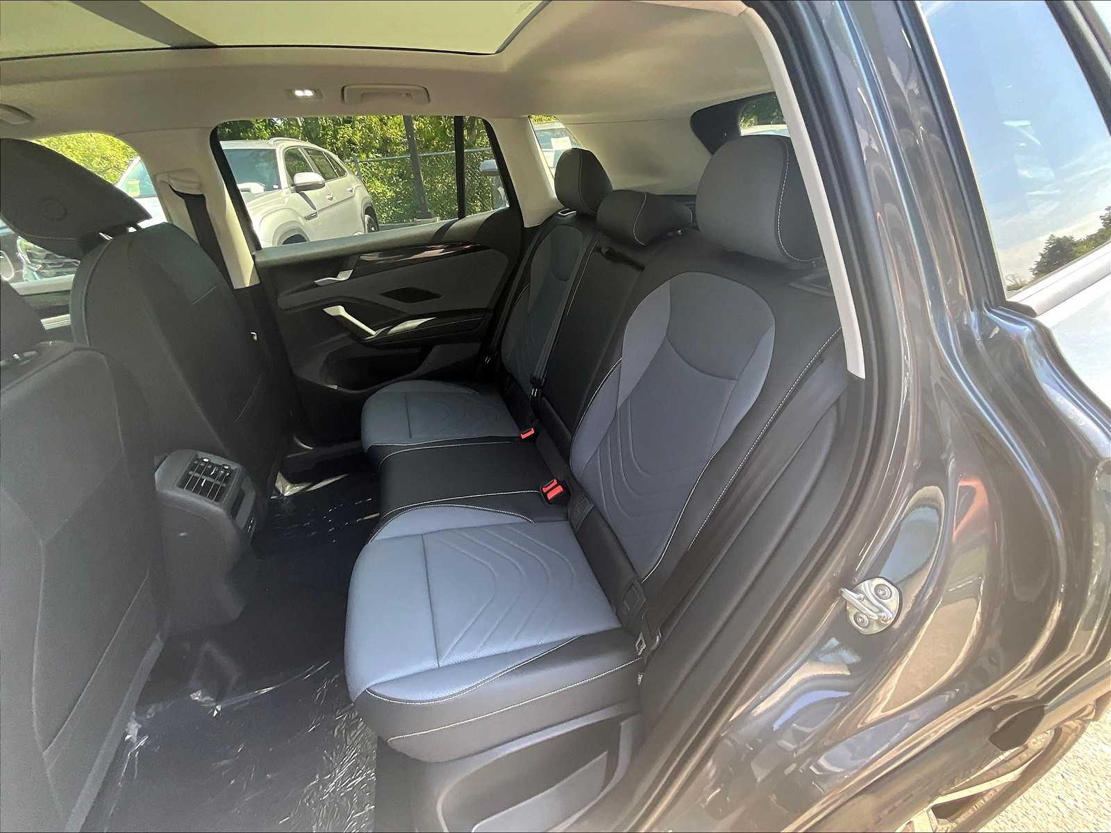 2025 Volkswagen Tiguan SE - Photo 15