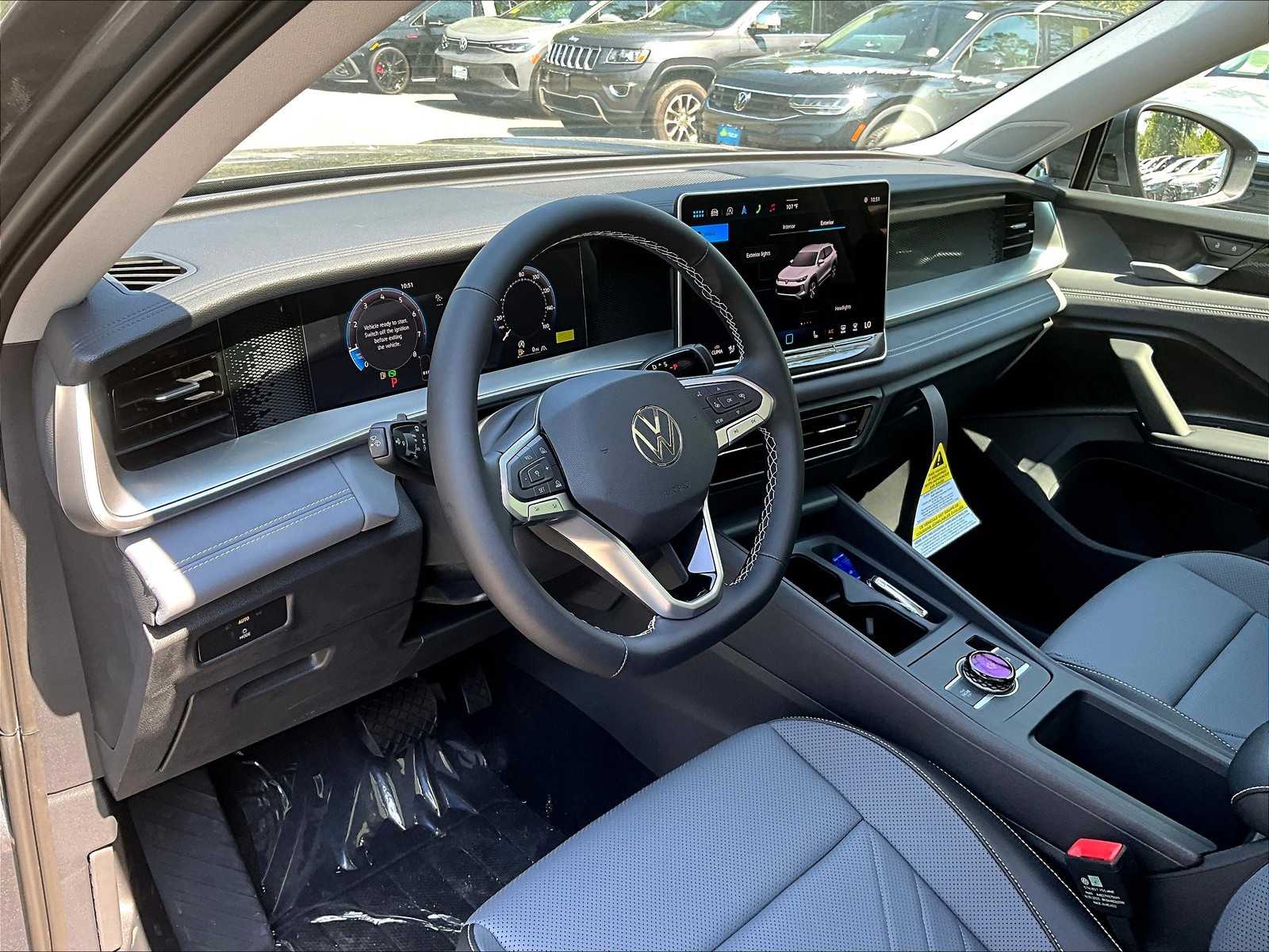 2025 Volkswagen Tiguan SE - Photo 9