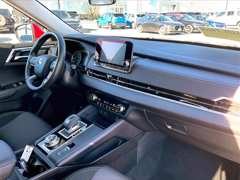 2024 Mitsubishi Outlander ES - Photo 14