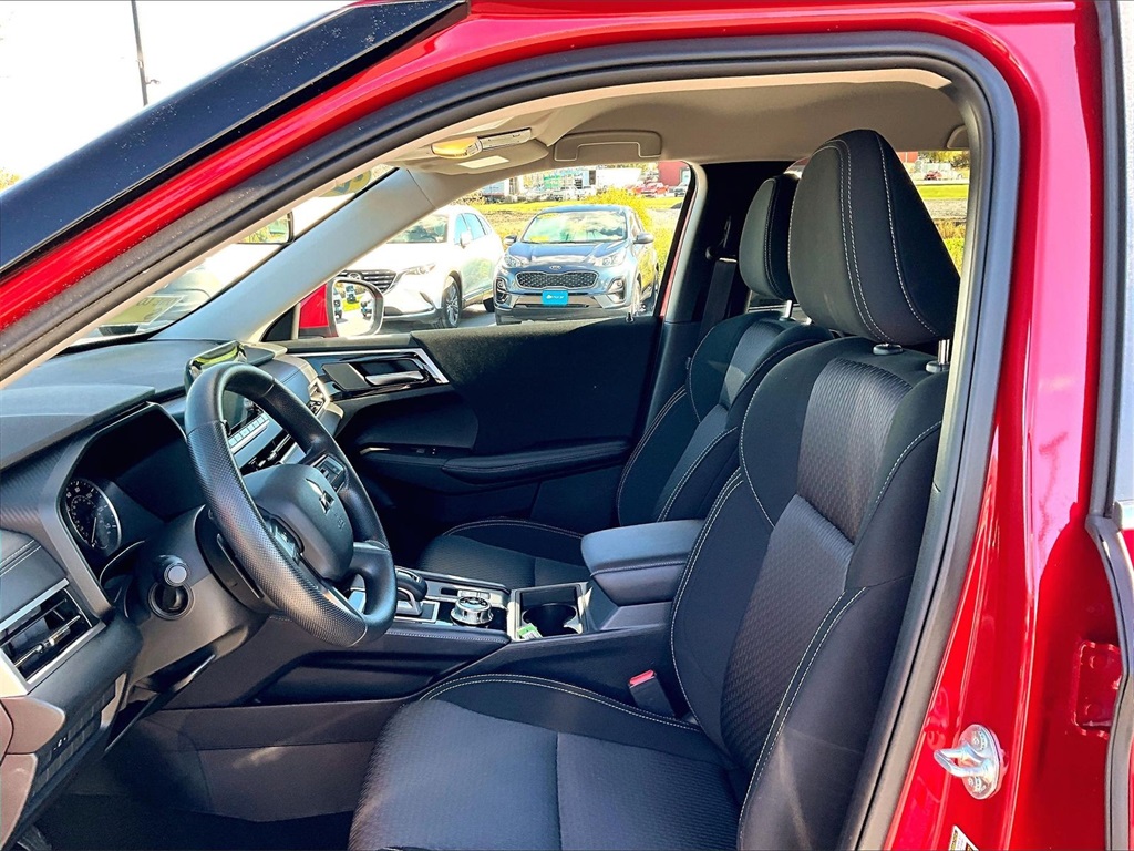 2024 Mitsubishi Outlander ES - Photo 10